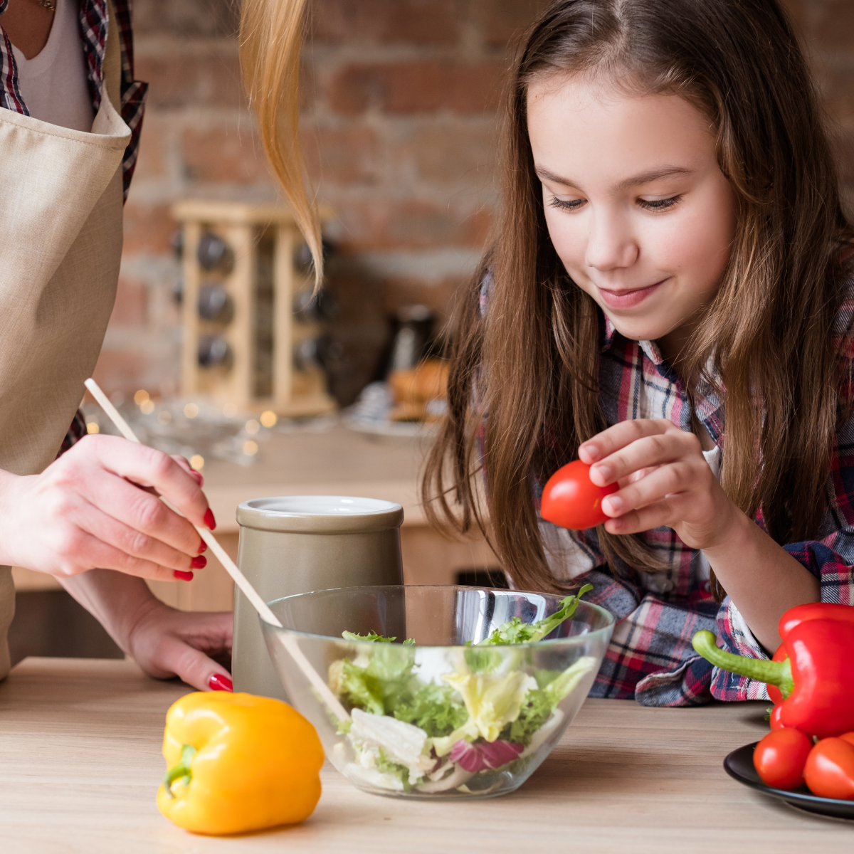 Parent and toddler at the table in a relaxed setting, representing picky eating, pediatric feeding disorder and ARFID support for toddlers