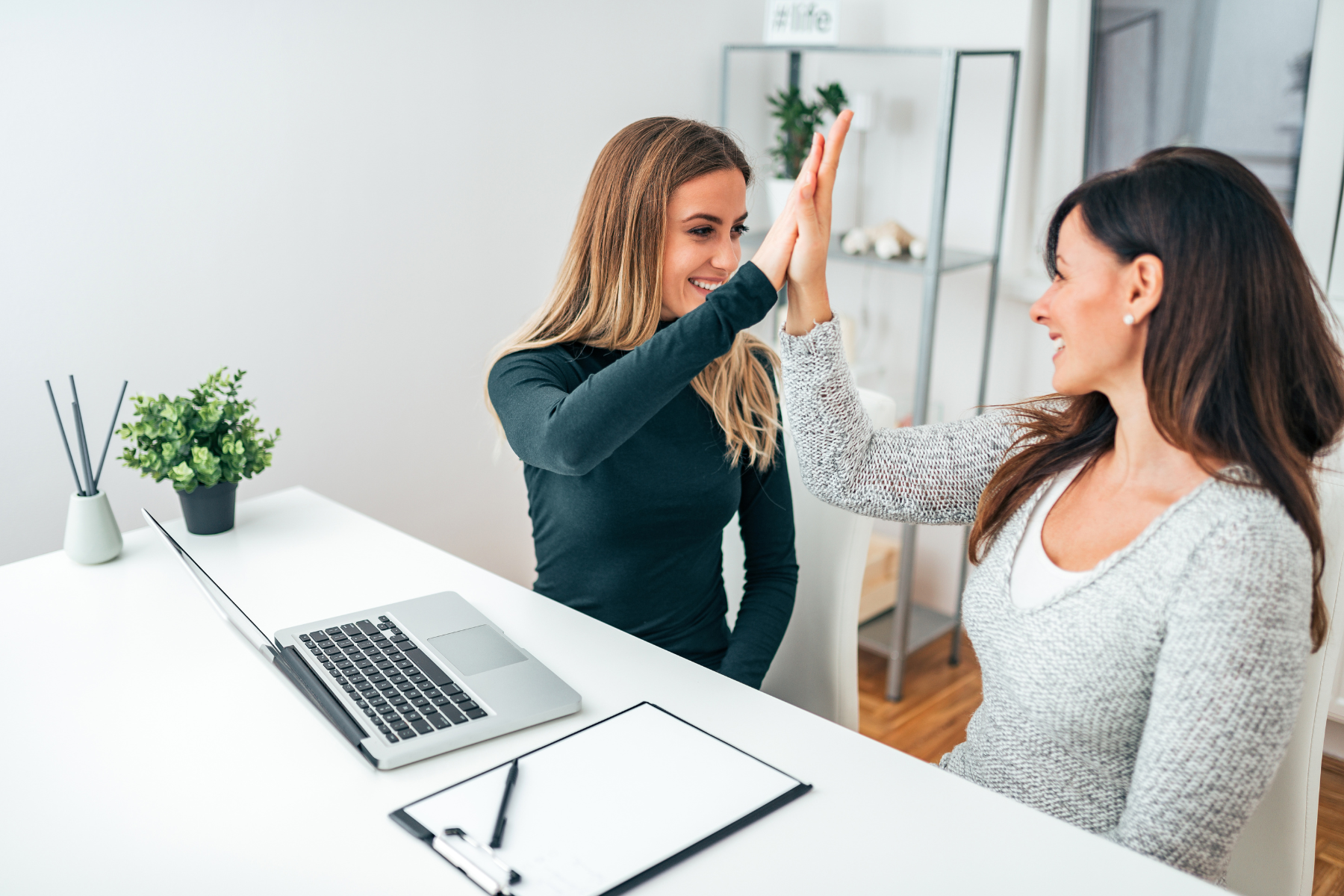 Two SLPs collaborating on feeding therapy for pediatric feeding disorder