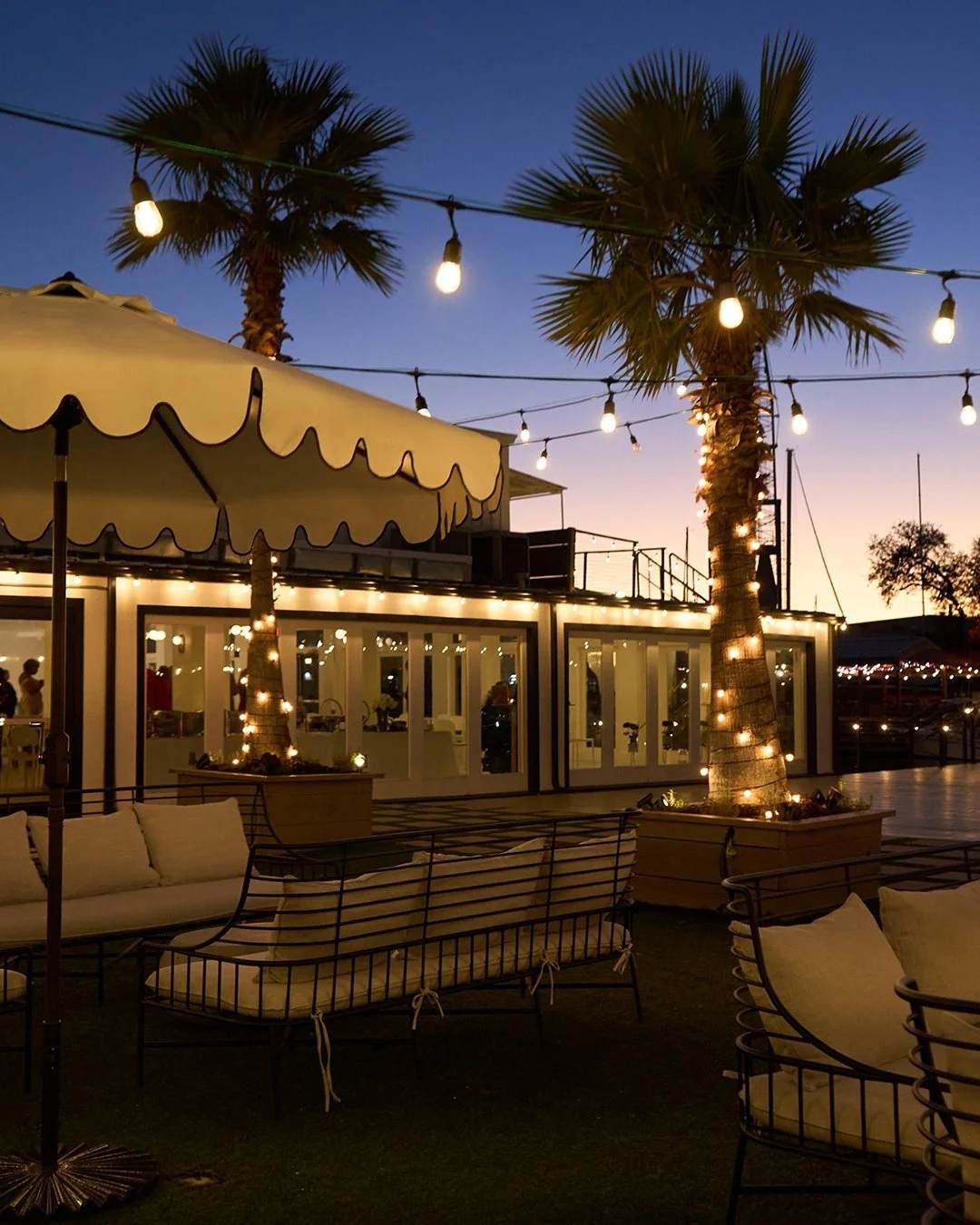 Enjoying the perfect evening outdoors. Our inviting spaces are set for memorable gatherings under the sky and on the waterfront. β¨