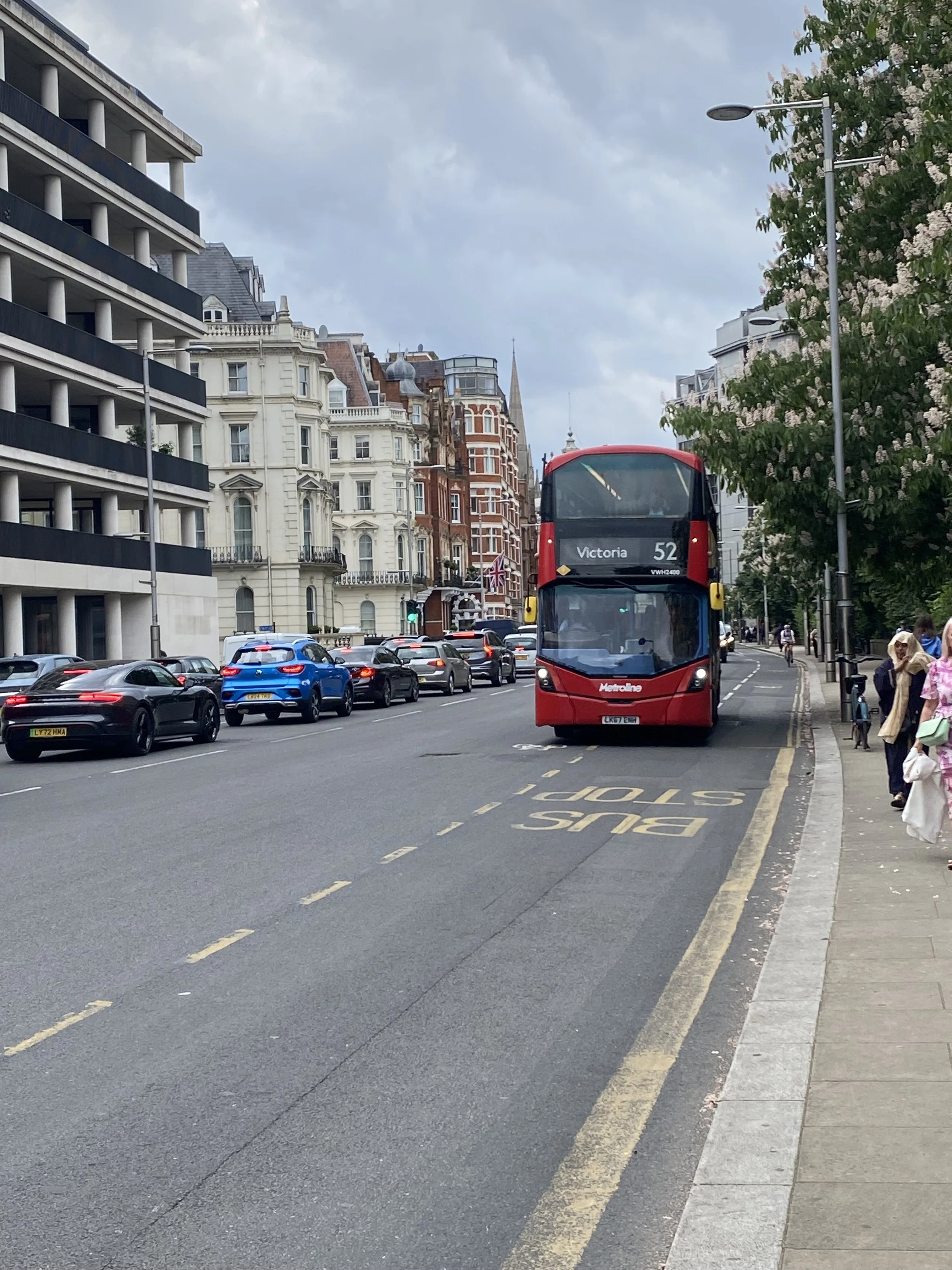 London England Bus Victoria.jpeg