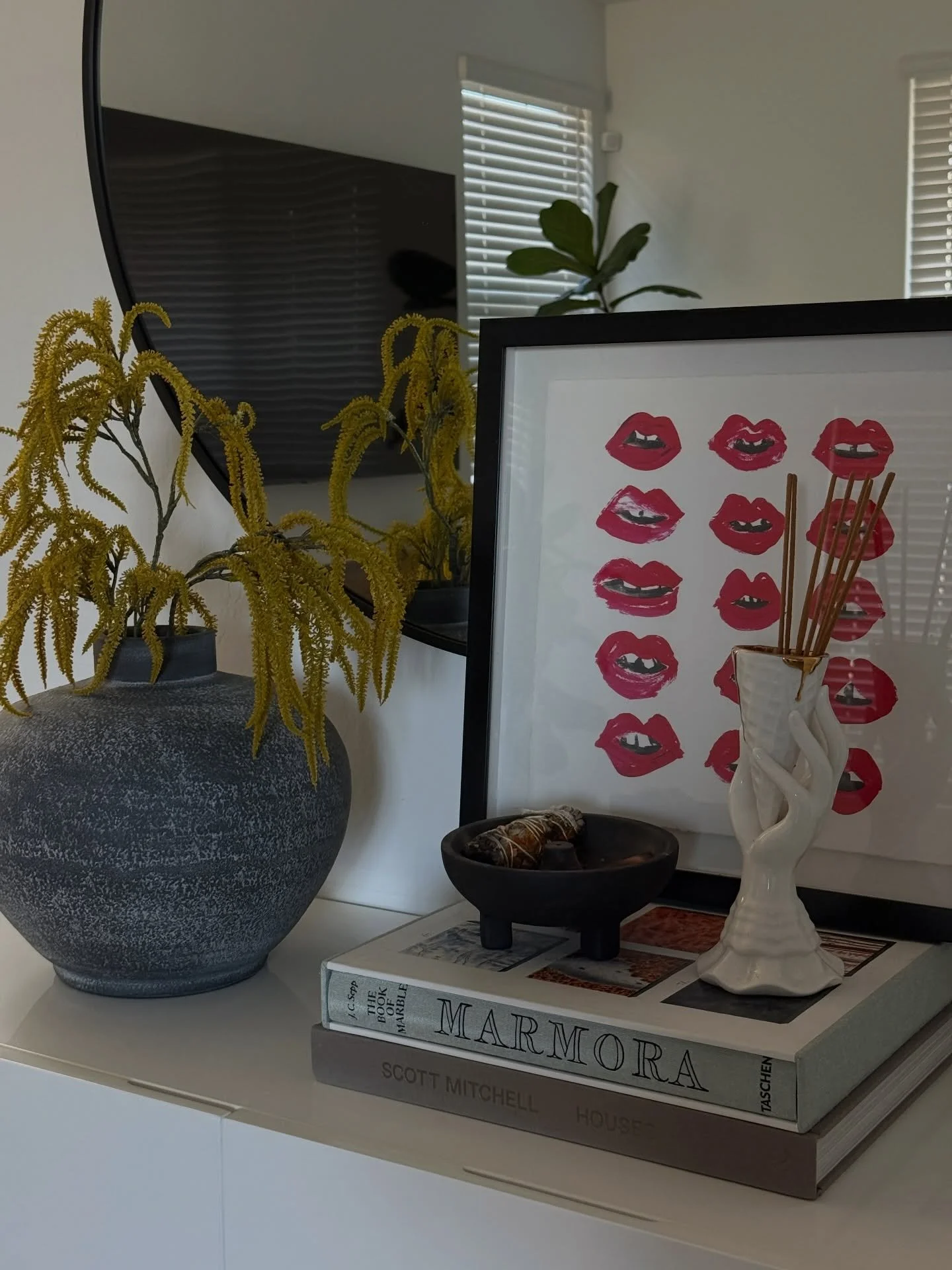 Adi&oacute;s holiday decor, back to our usual home decor.

&hellip;. And yes I love pink and red during Christmas time 💘