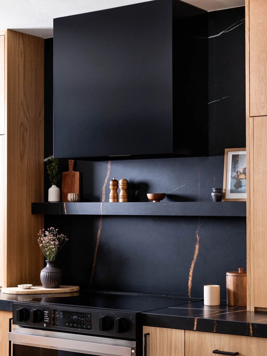A glimpse into our Sahara Kitchen.

Where warmth meets contrast, created for both quiet mornings and lively evenings with family and friends.

Photography: @soul.fab 

&bull;

#kitchenrenovation #lasvegas #interiordesigner