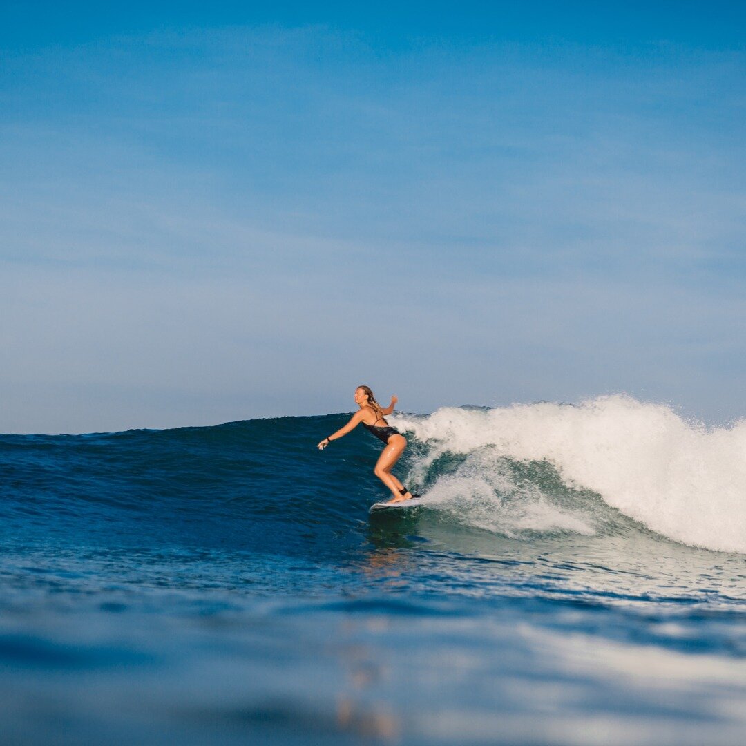 Beginner Surfing Tips 🏄&zwj;♀️

 Starting your surfing journey? 

1️⃣ Begin with a Soft Top:
 - Opt for stability to focus on body positioning and wave-catching feel.
 - Forget about turns, rails, and weight; concentrate on building confidence.

2️⃣