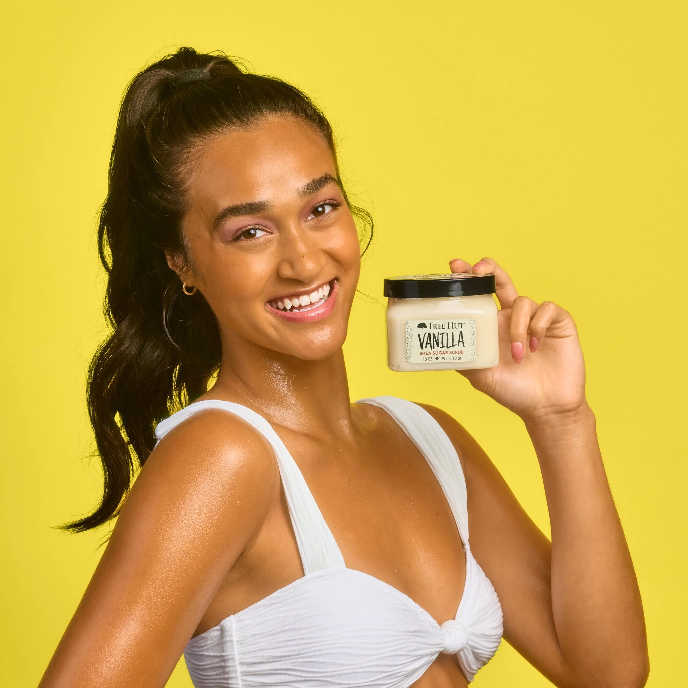 Tree-Hut-PeanutsVanilla-SheaSugarScrub-InHand-Fall26-1x1-4884.jpg