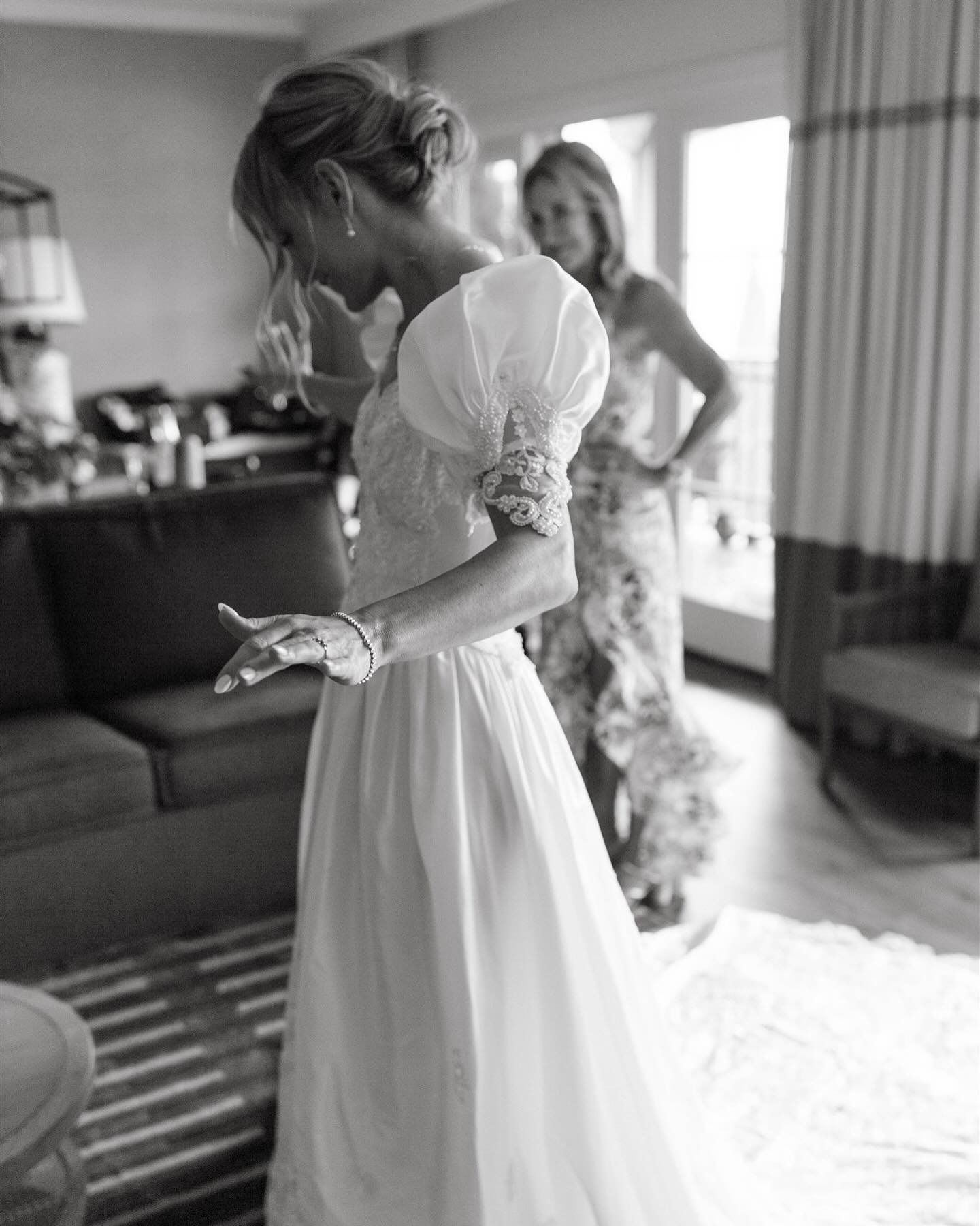 a meaningful moment the morning of her wedding; mckenna put on her mamas wedding dress. it fit like a glove ✨
.
.
.
#sandiegoweddingphotographer  #travelphotographer #engagementsession #engagementphotographer #sandiego #sandiegophotographer#sandiegol