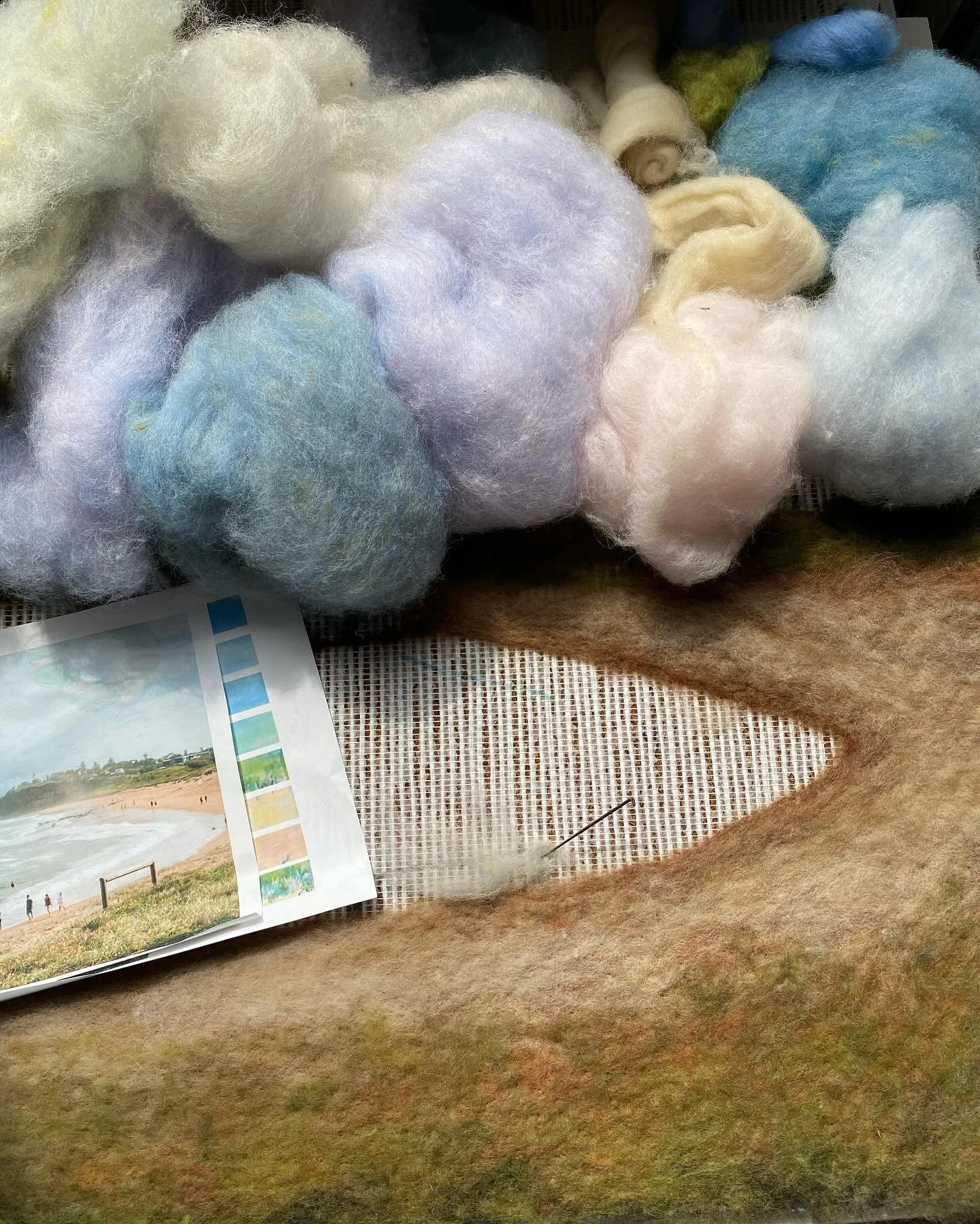 Here&rsquo;s a little sneak peek into what I&rsquo;m working on at the moment. ☀️🌊🐚 

#wool #woolfelt #felting #artworks #ecoart #flemishart #flemishwool