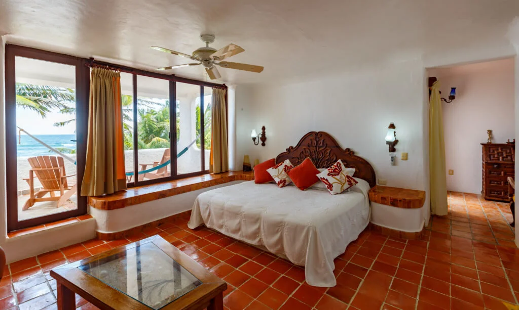 Villa_Balam_Ek_master_bedroom_with_balcony.jpg