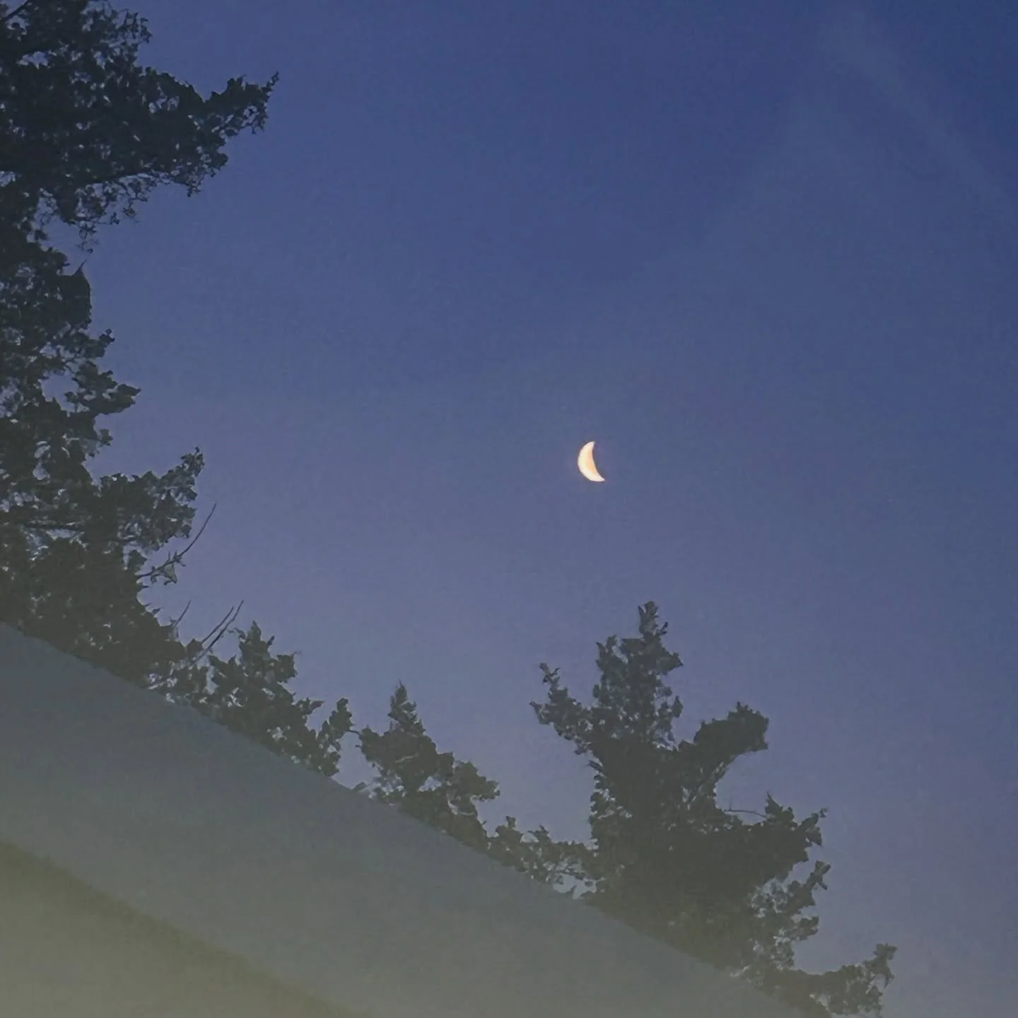 Started the day with a bright crescent moon 🤩 🌙