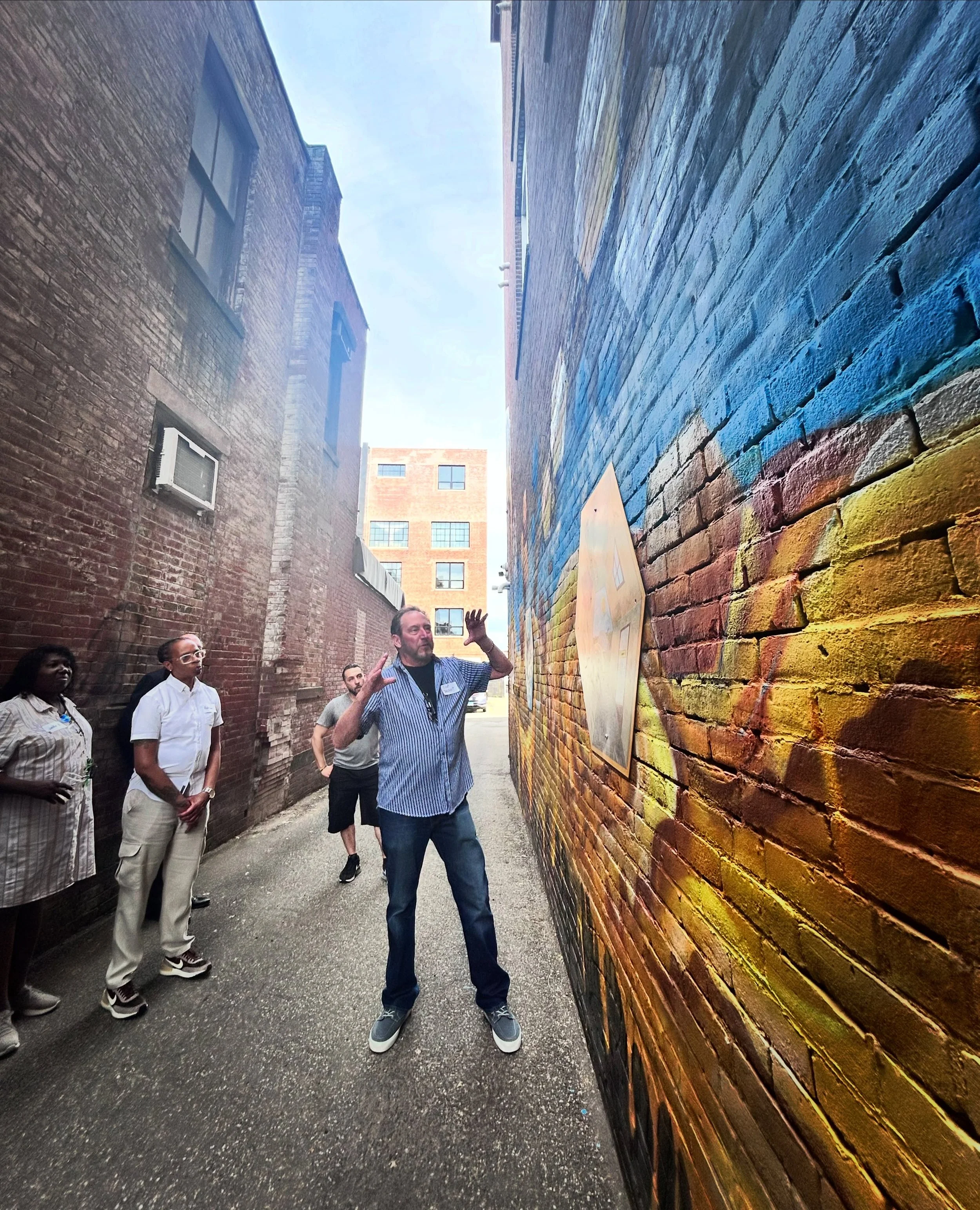 At the unveiling of The NHS-Gallery 66 Mural yesterday 🐝🍯🌹

#Gallery66 #PublicArt #NewBritainCT #ConnecticutArtist
