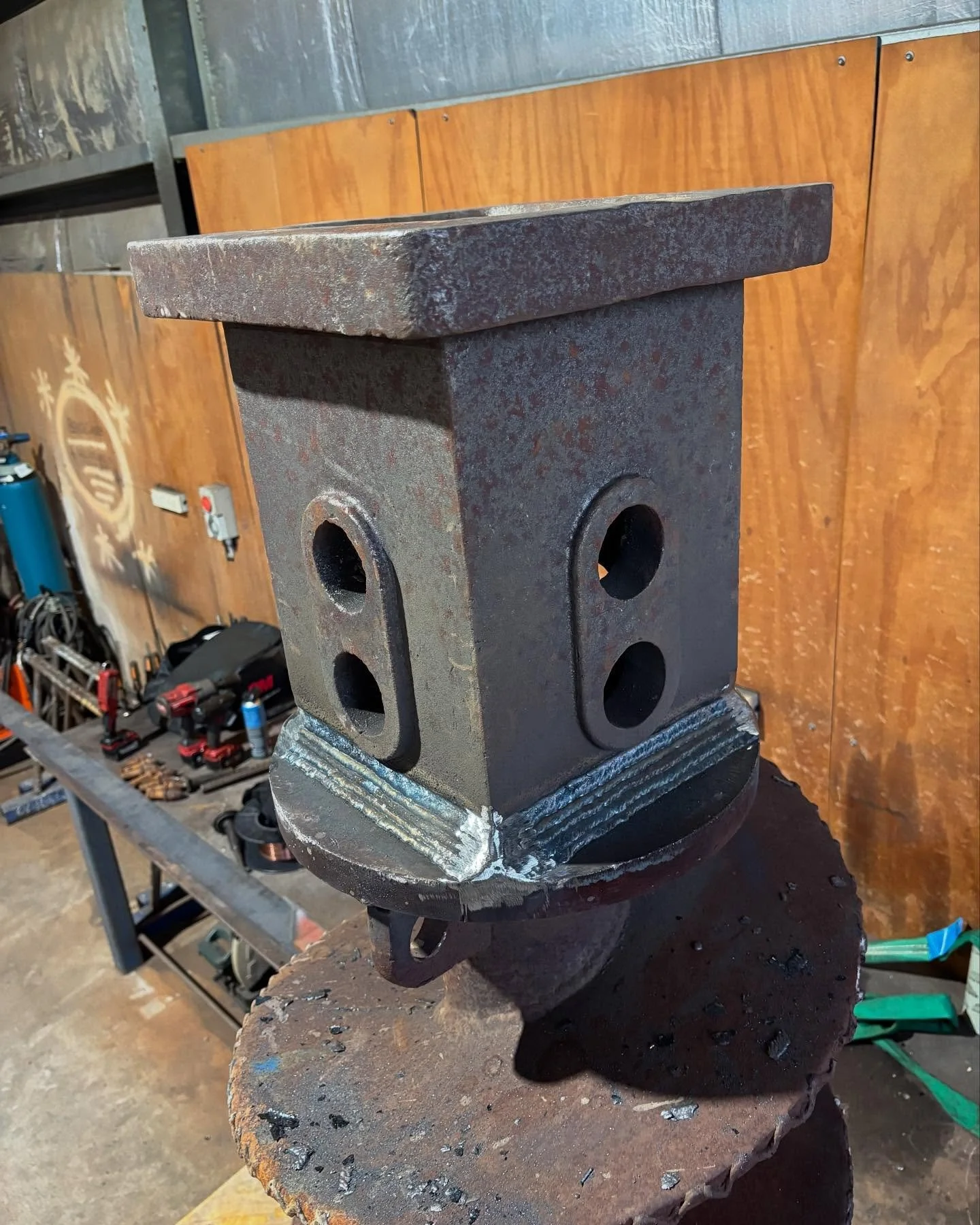 A new 200 drive boot welded onto a 600 rock auger last week. 

They can get a bit tall and awkward to work with these augers at times, but we always find a way to complete the job safely!

#piling #augers #foundations #rockauger #dualshield #welder #