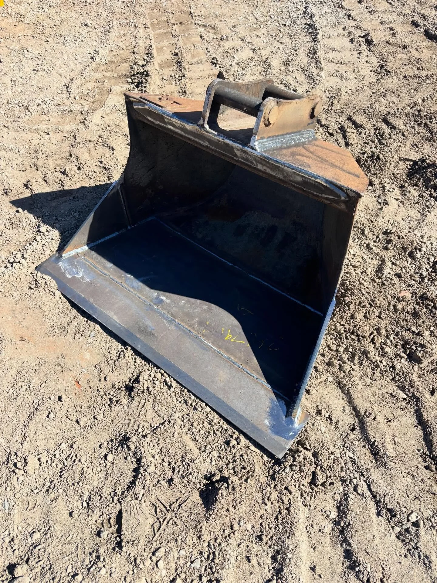 A recent Engcon style batter bucket rebuild.

This little bucket just got an overhaul with a new floor, walls, edge and wear strips all out of Australian made #bisalloy steel.

Whilst it was getting work done there was a few cracks repaired in the hi