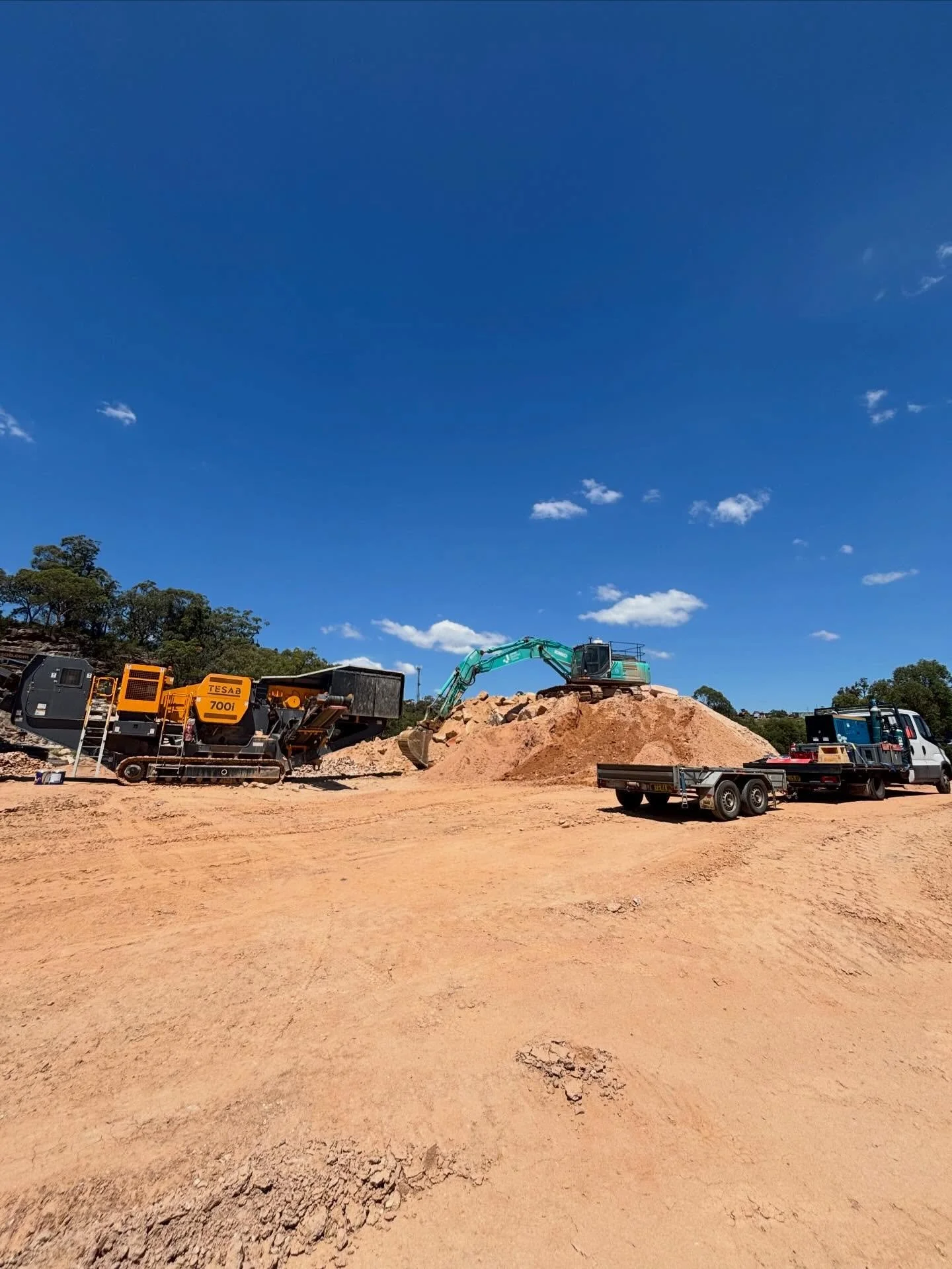 Saturday&rsquo;s are for crushers&hellip;

Reinstalling the grizzly on this Tesab crusher after a few crack repairs were completed. 

Never get tired of the scenery @jonesquarries. 

#tesab #quarry #crushers #sandstone #welding