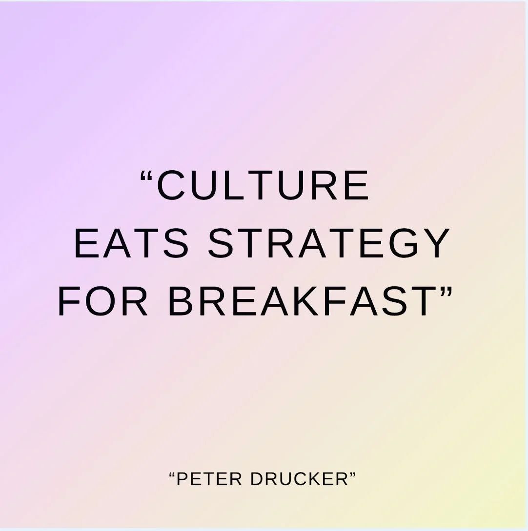 La cultura es el coraz&oacute;n de la estrategia💙💙💙 
Viene de cambiar y transformar las habilidades para que las cosas pasen de  adentro hacia afuera 🧿🧿🧿
Como una onda expansiva, la cultura es ese centro que permite que la estrategia se lleve a