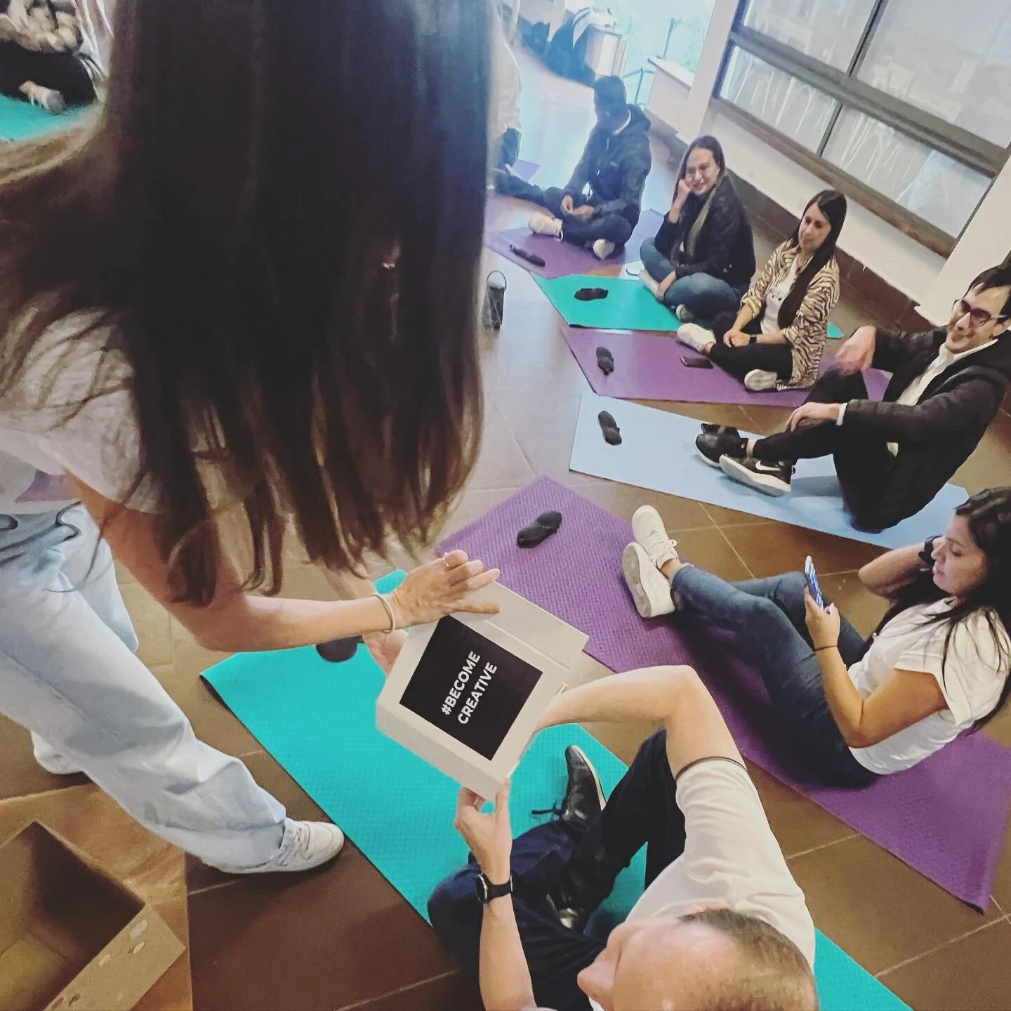 Somos como nuestra mente! abiertos, flexibles y creativos. Nos gustan las empresas que creen en cultivar el ser, en el poder de la vulnerabilidad; en quietarse los zapatos, acostarse  en el piso y mirar hacia adentro, porque desde ese lugar cualquier