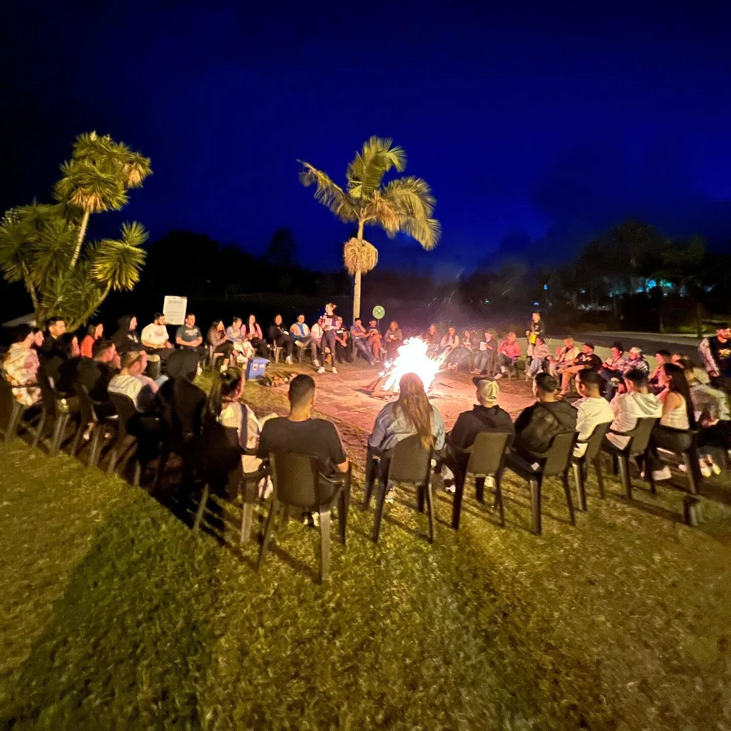 Cuando salimos la rutina, cuando nos re&uacute;ne el fuego, cuando hablamos desde el ser y no desde el hacer; desde este lugar nos volvemos una sola energ&iacute;a que todo lo hace posible
Conoce nuestras experiencias, workshops y rituales de conexi&