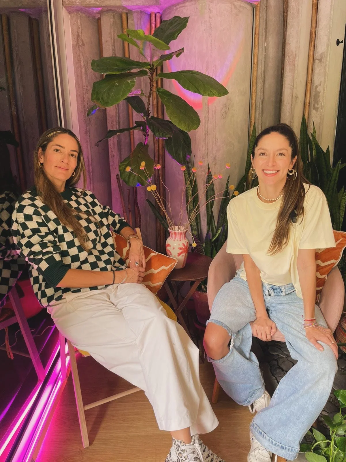 Somos Cata y Juli, hermanas y socias. Nos apasionan los procesos de transformaci&oacute;n de adentro hacia afuera, el crecimiento del ser y cultivar la mente. Creemos en el poder de los cambios, las conexiones humanas y las conversaciones profundas. 