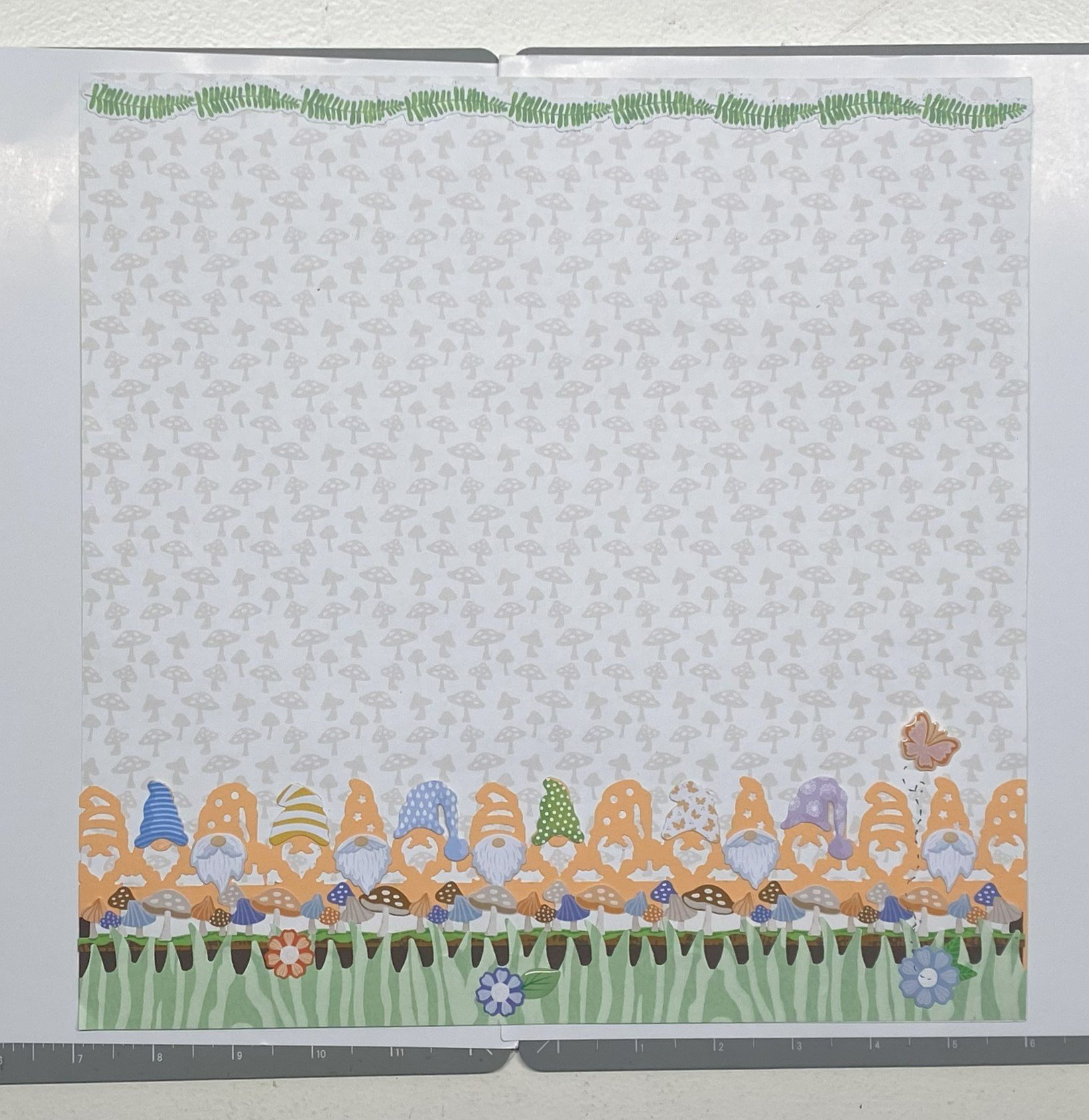 Gnome border, right.jpeg