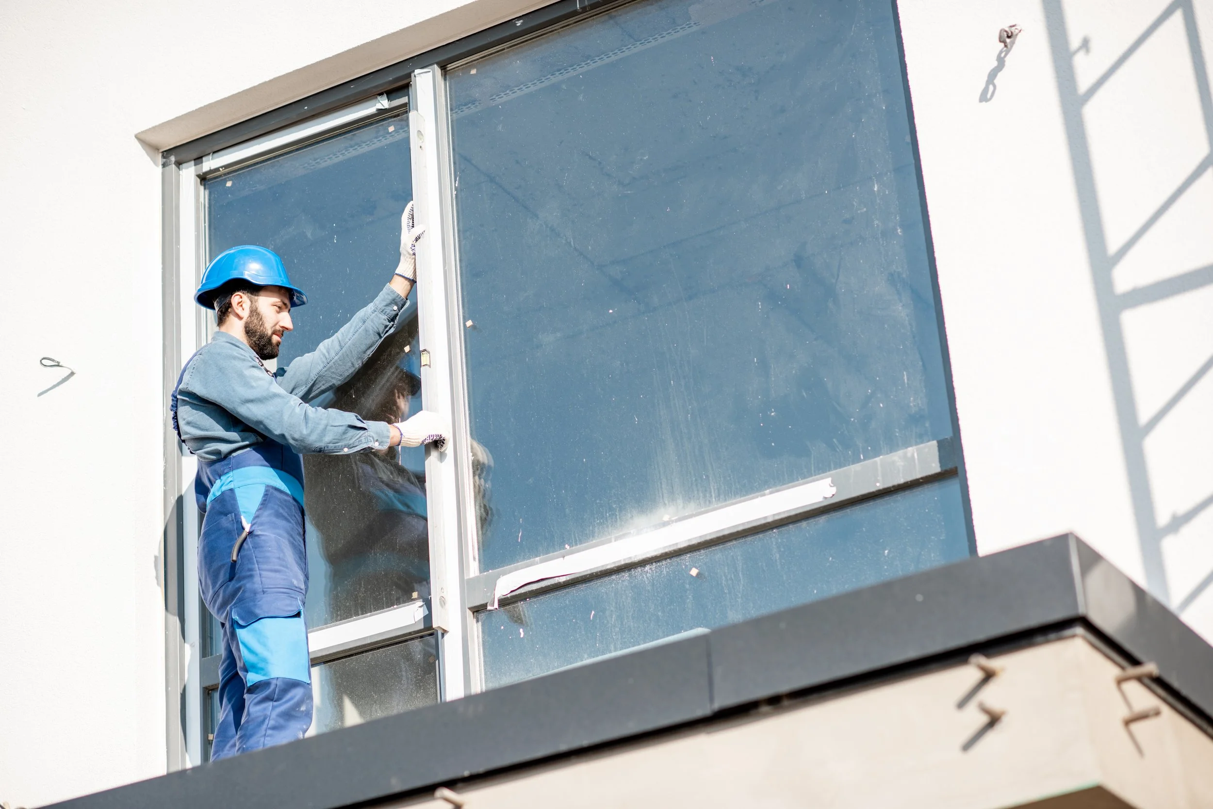 workman-mounting-window-2023-11-27-05-30-21-utc.jpg