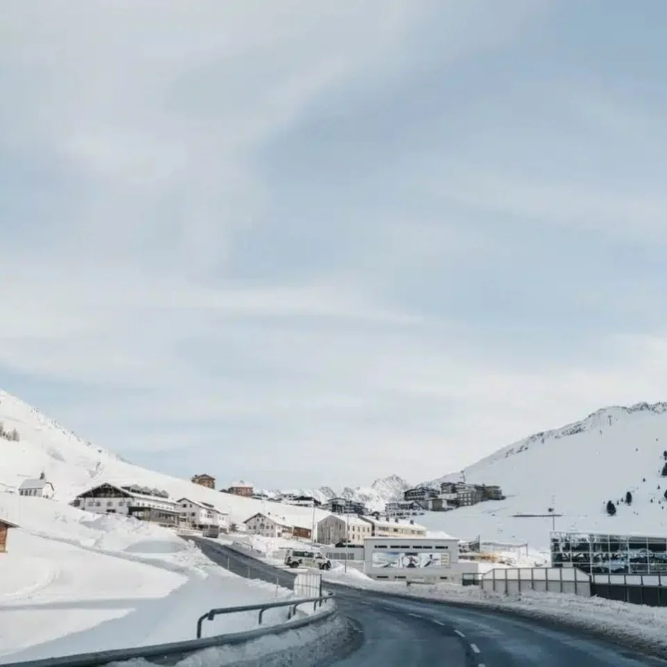 Mountains are calling and I must go?&nbsp;Wy też tak czujecie? Nasza ukochana pora roku tuż za rogiem ⛷☃️🏂
A&nbsp;może macie ochotę pojechać z nami na szybki rozjazd przedsezonowy do Austrii 11-15 grudnia?
Stacjonować będziemy w K&uuml;htai w znanym