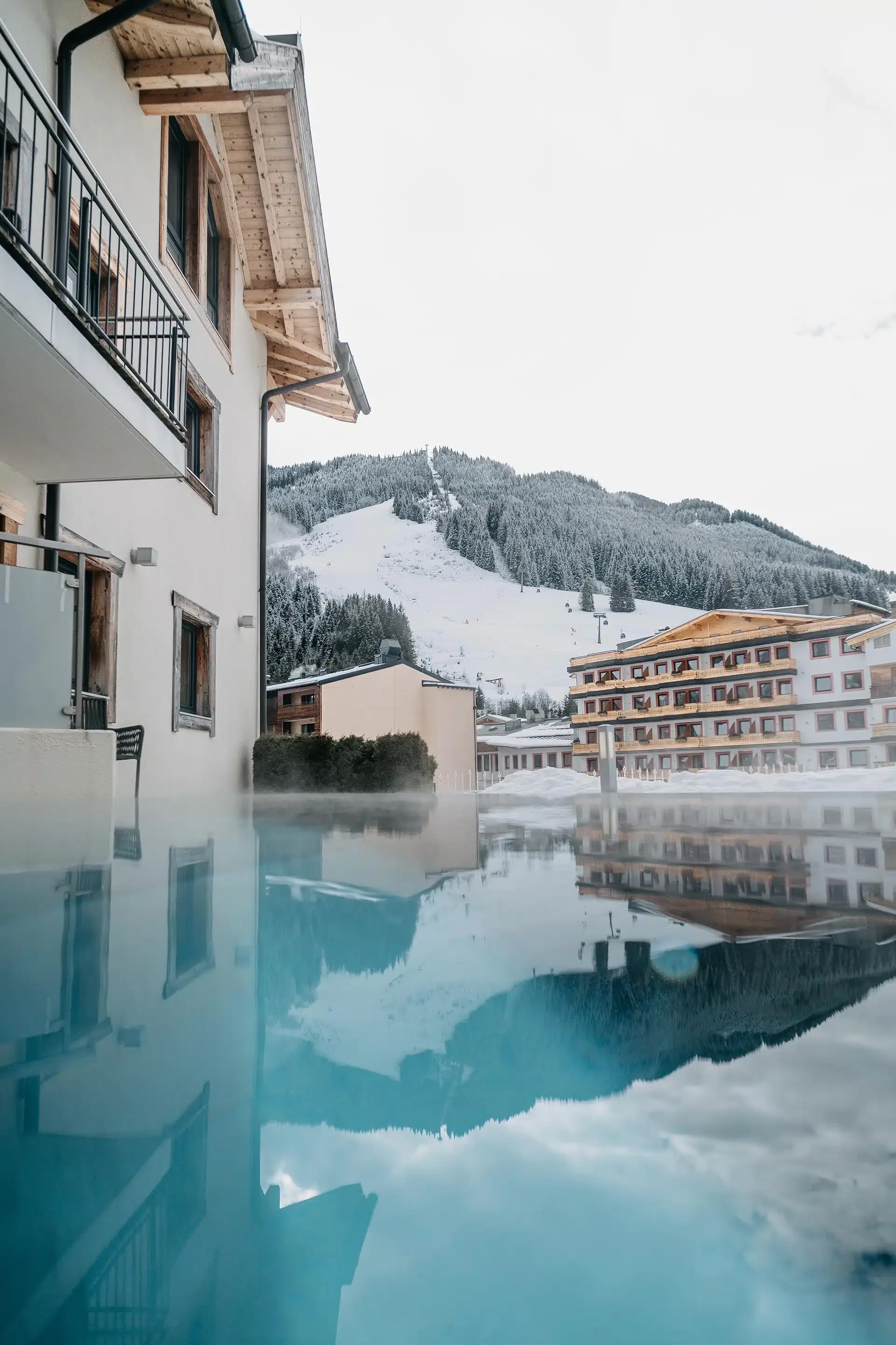 vaya-post-saalbach-pool-winter-scaled.jpg.webp