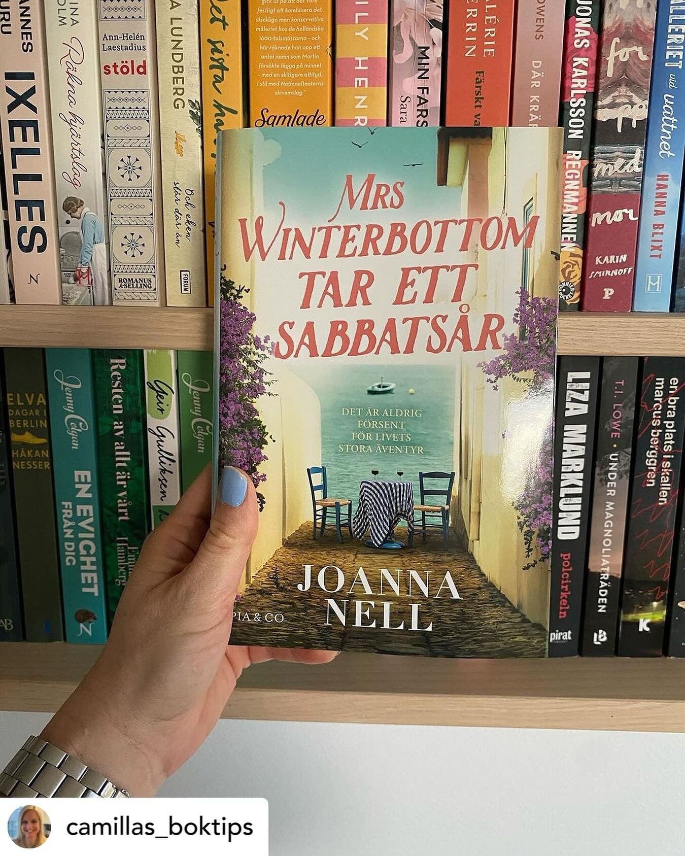🇸🇪 First official sighting in the wild of the Swedish edition of Mrs Winterbottom Takes a Gap Year. I just adore this cover! 🇸🇪
Posted @withregram &bull; @camillas_boktips Bokpost 📬📕 Mrs Winterbottom tar ett sabbats&aring;r av Joanna Nell. Pare