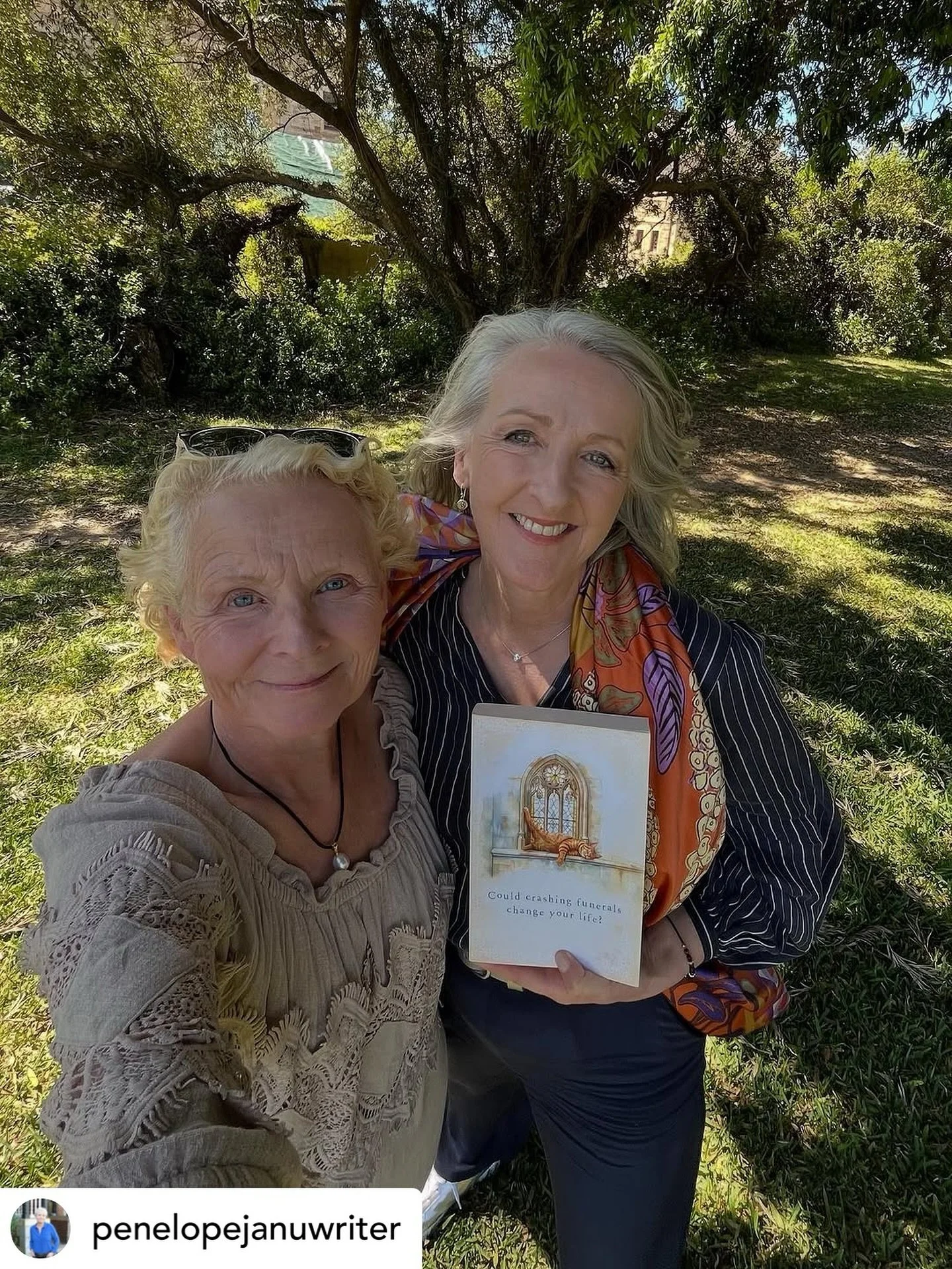 Reposting this because a) @penelopejanuwriter is one of my favourite ever people and has agreed to do an in conversation with me at 
Goulburn Library and b) this photo proves that I've been doing selfies all wrong until she showed me how it's done! I