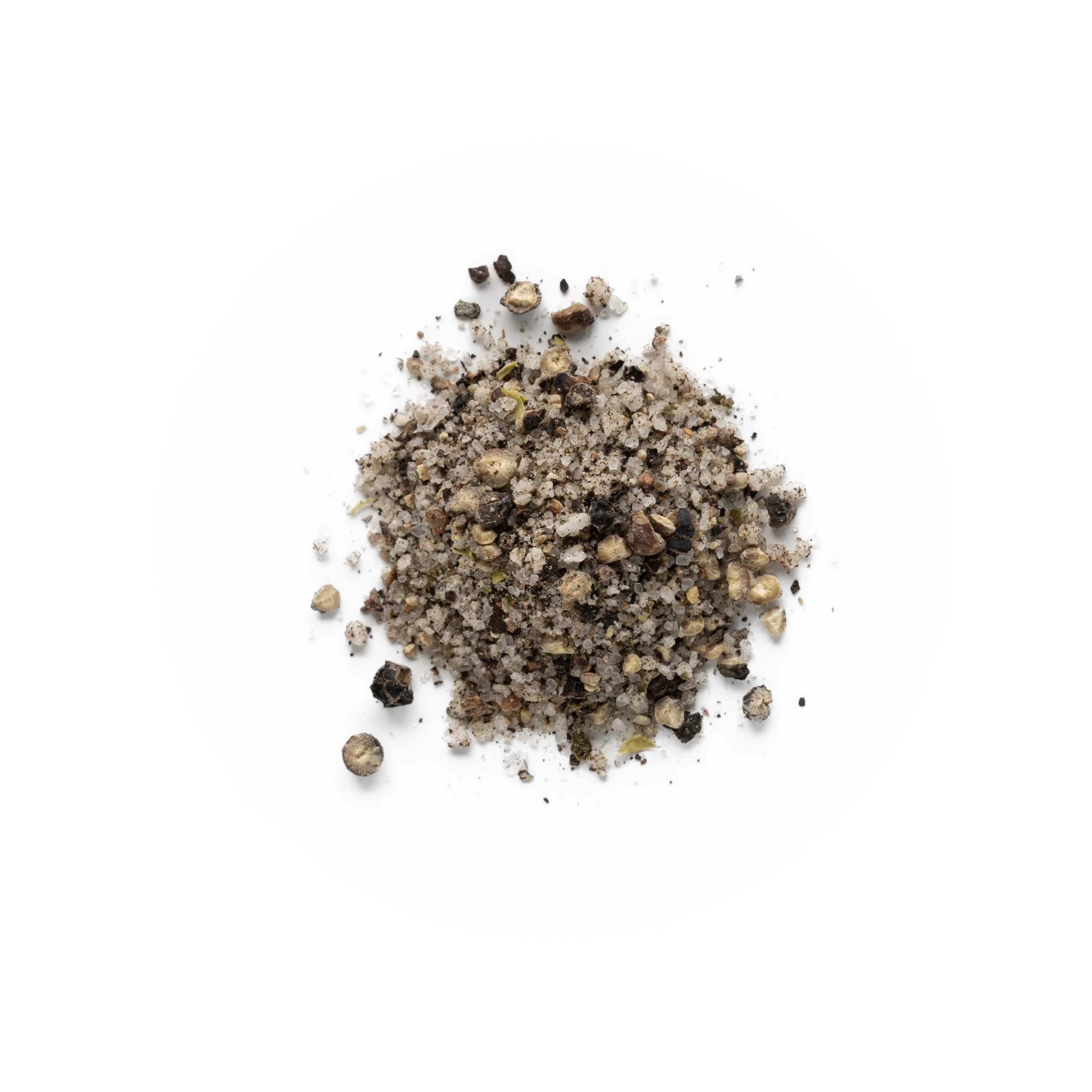 Mischung aus gemahlenem Pfeffer und Salz auf weißem Hintergrund