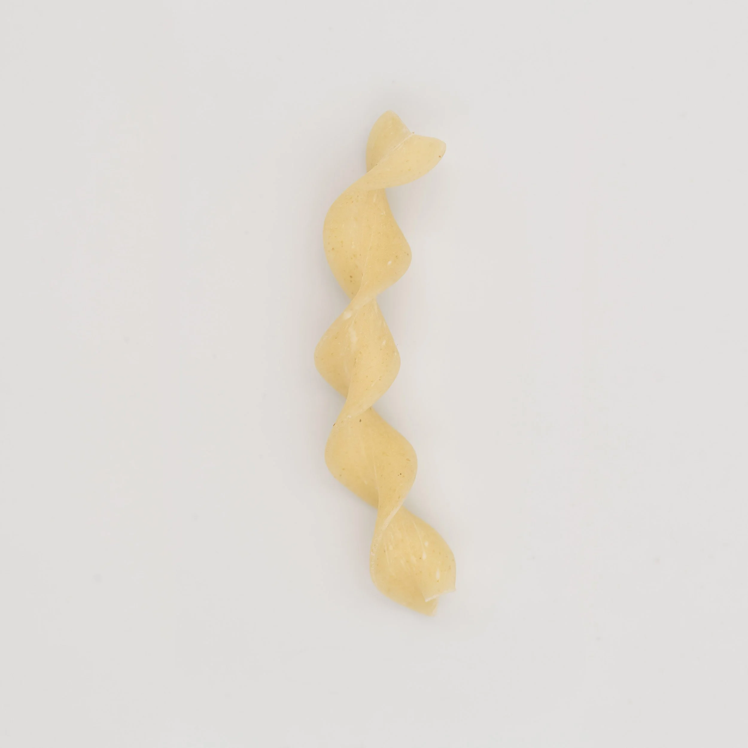 Gedrehte Nudel auf weißem Hintergrund