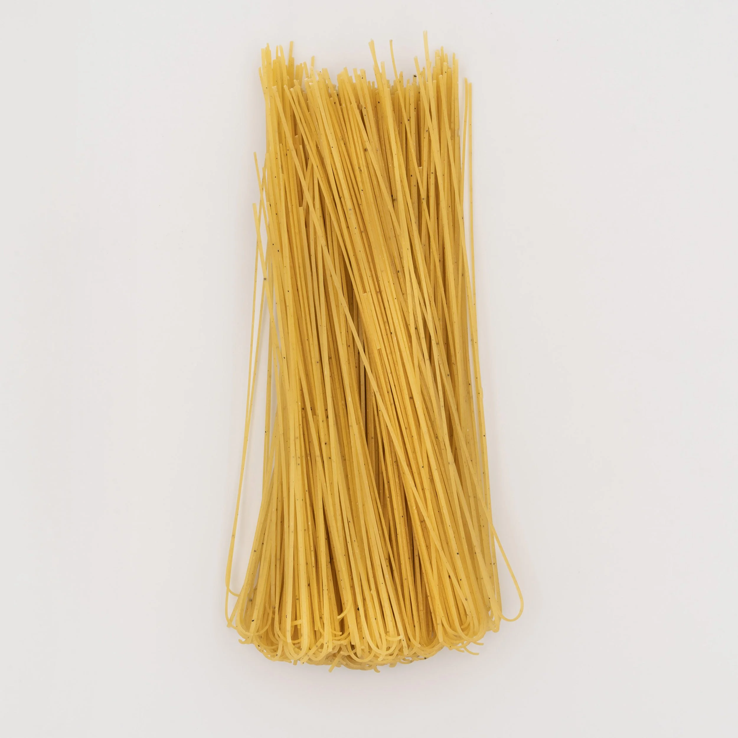 Ein Bündel ungekochter Spaghetti-Nudeln auf weißem Hintergrund.