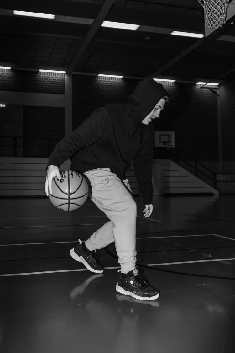 Lucas Jones dribbelt einen Basketball in der Halle