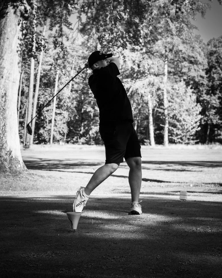 Lucas Jones spielt Golf