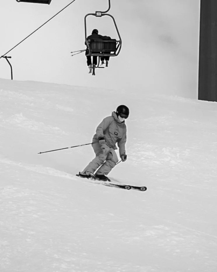Lucas Jones beim Skifahren