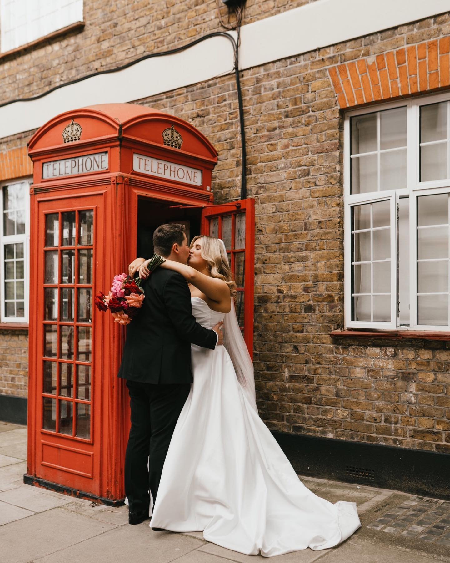 Sophie &amp; Joe! Following their heart and eloping in London. Doesn&rsquo;t it look great on them! 🤩🤩
.
Florals: @petalsatbibendum 
Dress: @gatehousebrides 
Shoes: @harloau 
Venue: @ampersandhotel 
.
Cake: https://www.instagram.com/bakesby.olivia/