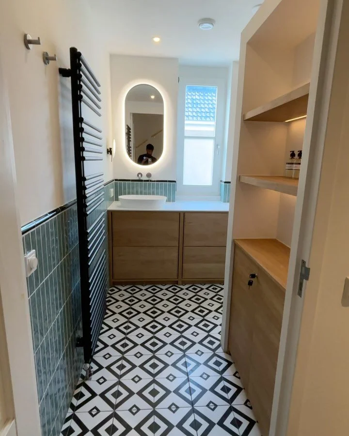Another stunning bathroom transformation completed in Utrecht! ✨ 
For this returning client, we crafted a space that exudes luxury by using high-quality materials and elegant design. The beautiful custom-made sink and cabinet by @dendavedesign truly 