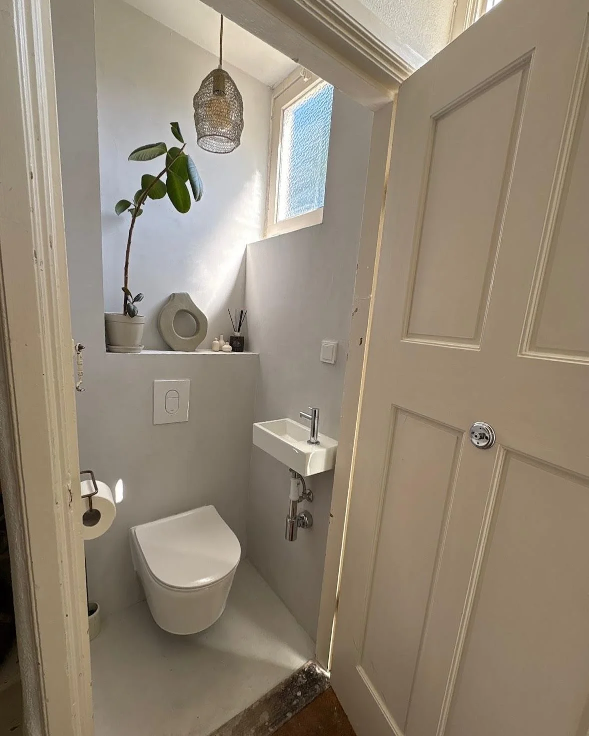 This toilet got the full upgrade with new pipes, premium fixtures and a smooth microcement finish 🌱

#modernhome #toiletupgrade #expertrenovation #buildingdreams #attentiontodetail #madebuildingcompany