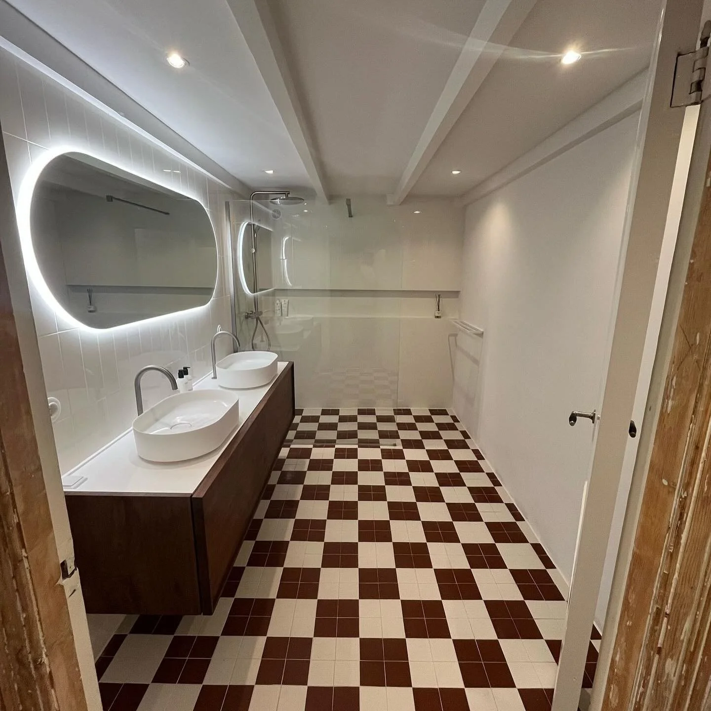 This bathroom and toilet got a full makeover &mdash; we stripped everything down to the bare bones, excavated the floor, added insulation and installed underfloor heating.
Brand new plumbing, drainage, fresh tiles, and sleek new sanitary fittings bro