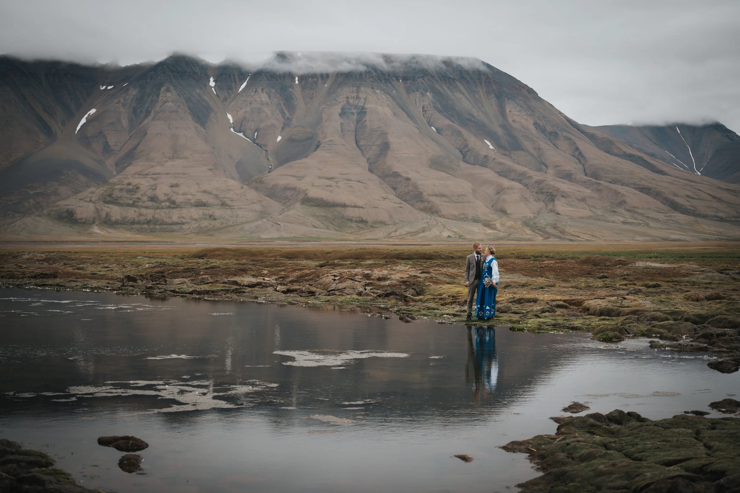 brudepar-natur-svalbard-bryllupsfotograf-elisaabeth-norbakk.jpg