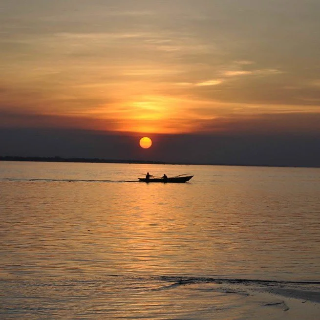 Stunning Bangladesh Sunset - our happy hour! 🌅💙🇧🇩

Few things in life are this beautiful ☀️