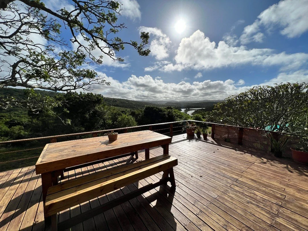 Meet THE LUCKY BEAN HOUSE - where sunset dreams come true

"Welcome to our enchanting self-catering house in Chintsa East, where magical moments and breathtaking vistas await you. With the capacity to comfortably sleep four, this unique property