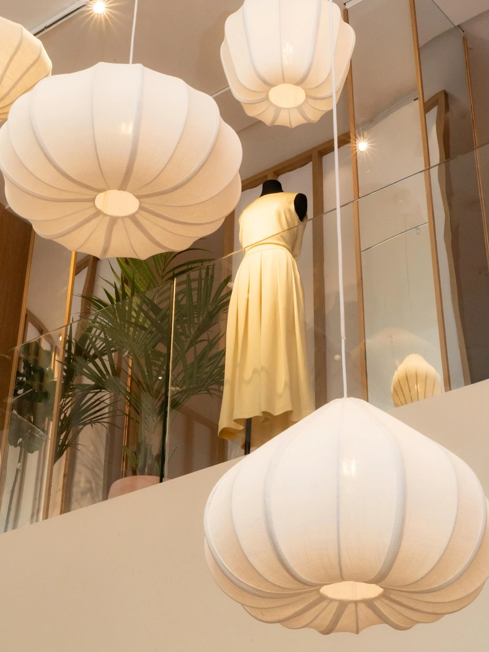 Lumi&egrave;re, lignes, mati&egrave;res. 

Quelques images de la superbe nouvelle boutique @maison123_paris &agrave; Lausanne.

Merci @maison123_paris pour votre confiance ✨

#imagedemarque #retaildesign #maison123 #fashionretail #photographeretail