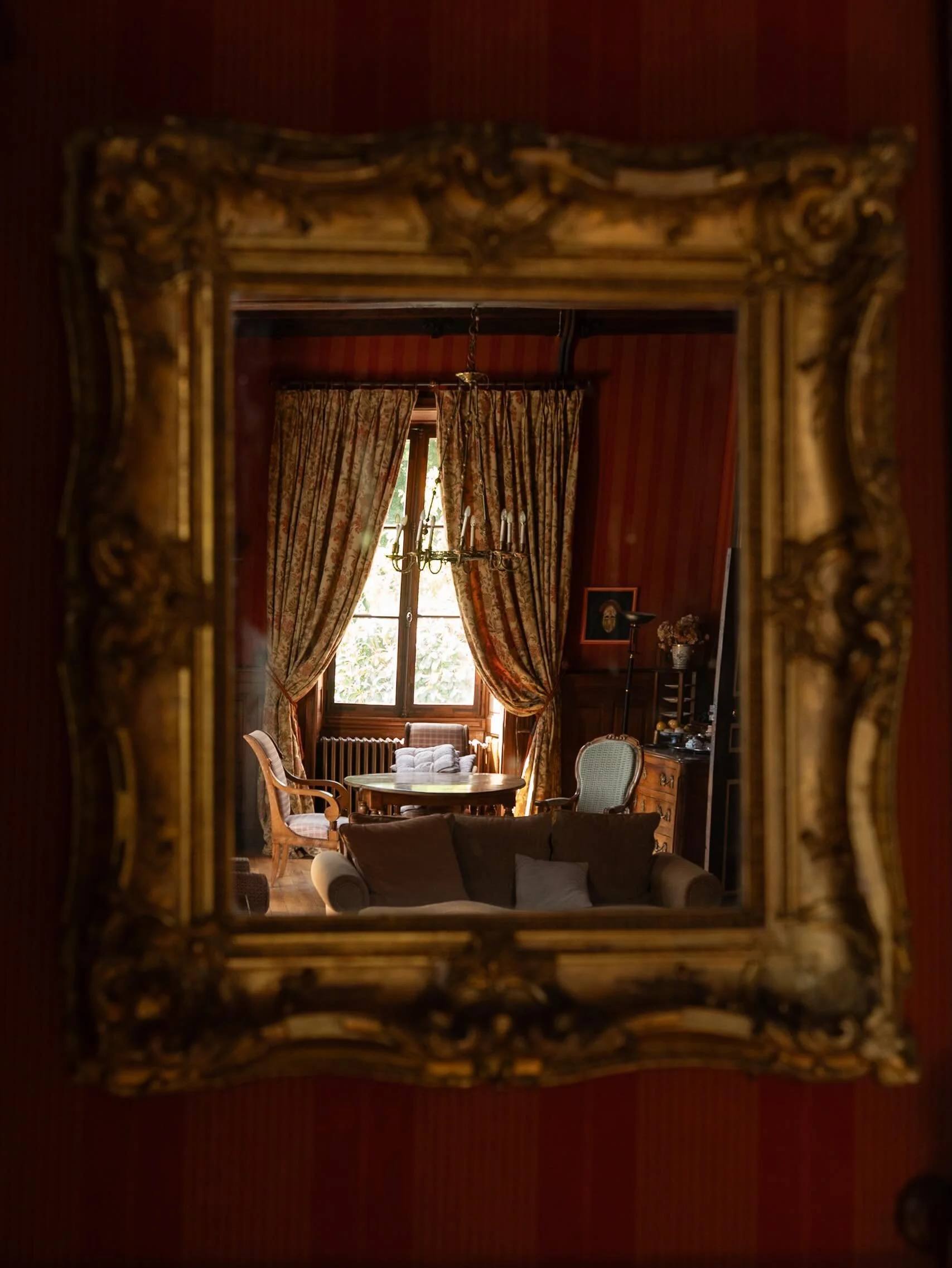 Impossible de ne pas photographier cette atmosph&egrave;re que j&rsquo;aime tant chez Aude @montboulan 🖼️

Une chambre d&rsquo;h&ocirc;te pleine d&rsquo;&acirc;me o&ugrave; chaque pi&egrave;ce et chaque objet semble avoir tellement de choses &agrave