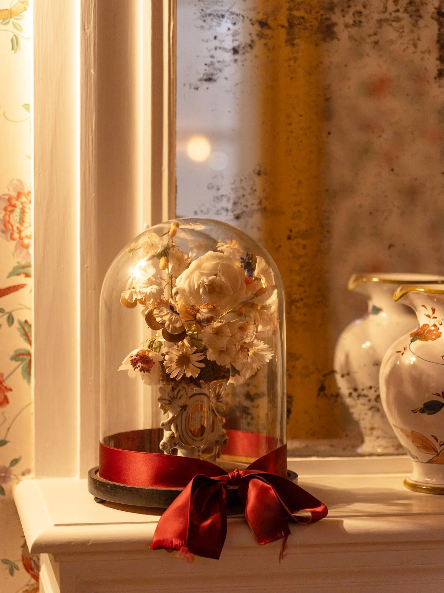Je suis moins sensible aux d&eacute;cors parfaitement compos&eacute;s qu&rsquo;aux lieux qui portent les traces de ceux qui les ont habit&eacute;s.

Un objet ancien, une mati&egrave;re patin&eacute;e, une fleur s&eacute;ch&eacute;e sous un globe de v