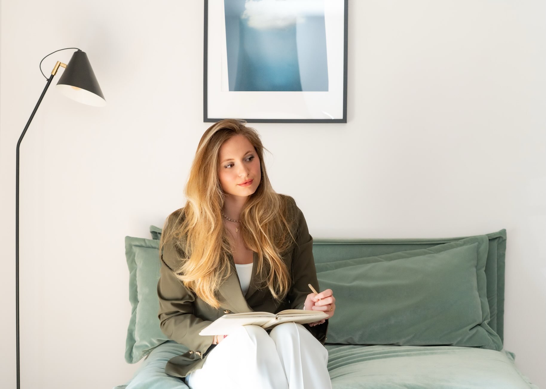 Une nouvelle publication pour les images 📸

J&rsquo;ai photographi&eacute; Victoire @victoire.vallier, psychologue, pour un portrait autour de son univers professionnel.

Mon r&ocirc;le de photographe est de cr&eacute;er des images qui refl&egrave;t