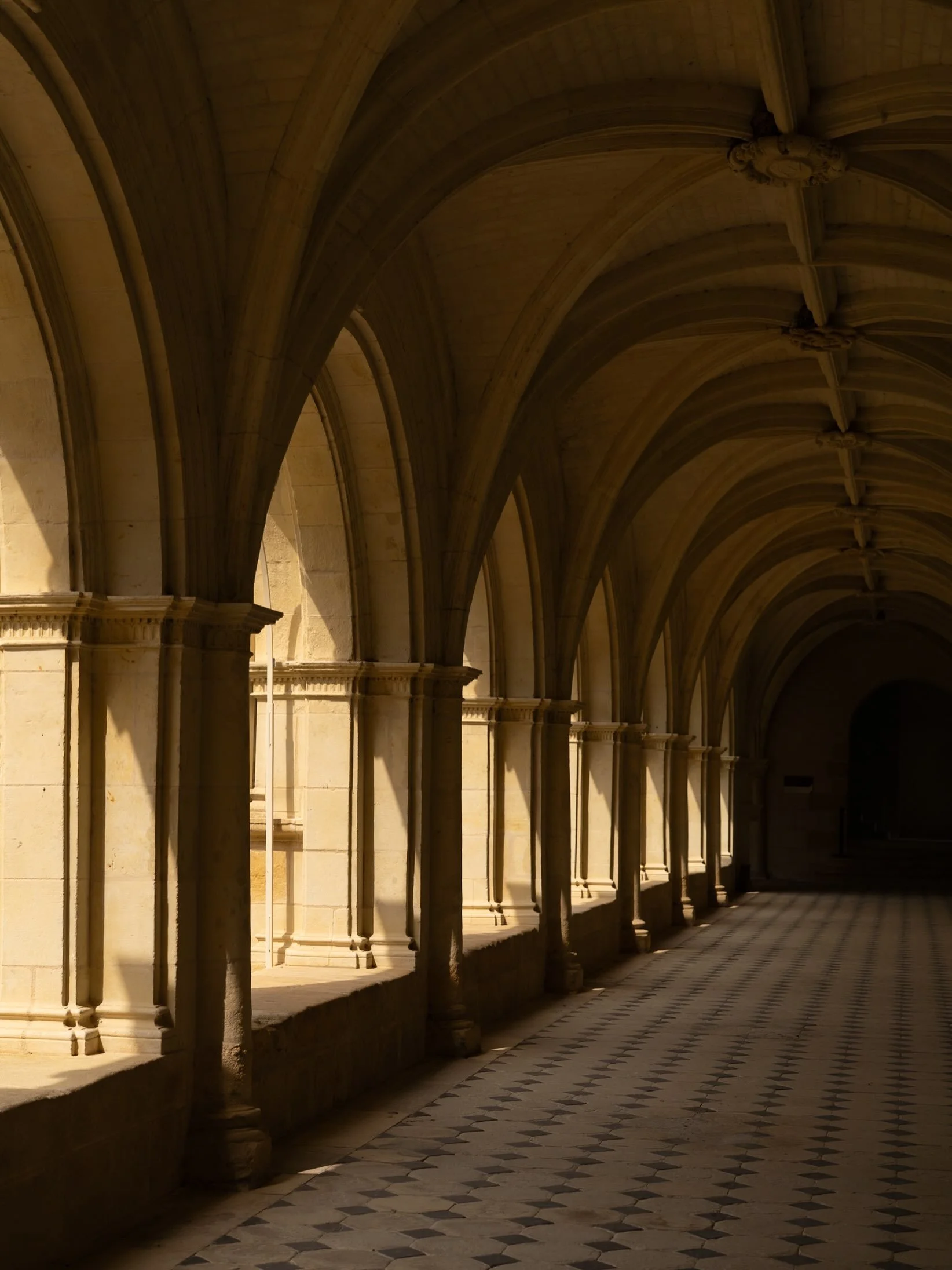 Encore un peu d&rsquo;&eacute;t&eacute; ☀️

J&rsquo;aime d&eacute;couvrir des lieux qui &eacute;veillent ma curiosit&eacute; et nourrissent mon regard.

Cet &eacute;t&eacute;, l&rsquo;abbaye de Fontevraud en faisait partie 🙏🏼

@fontevraud 

#regard