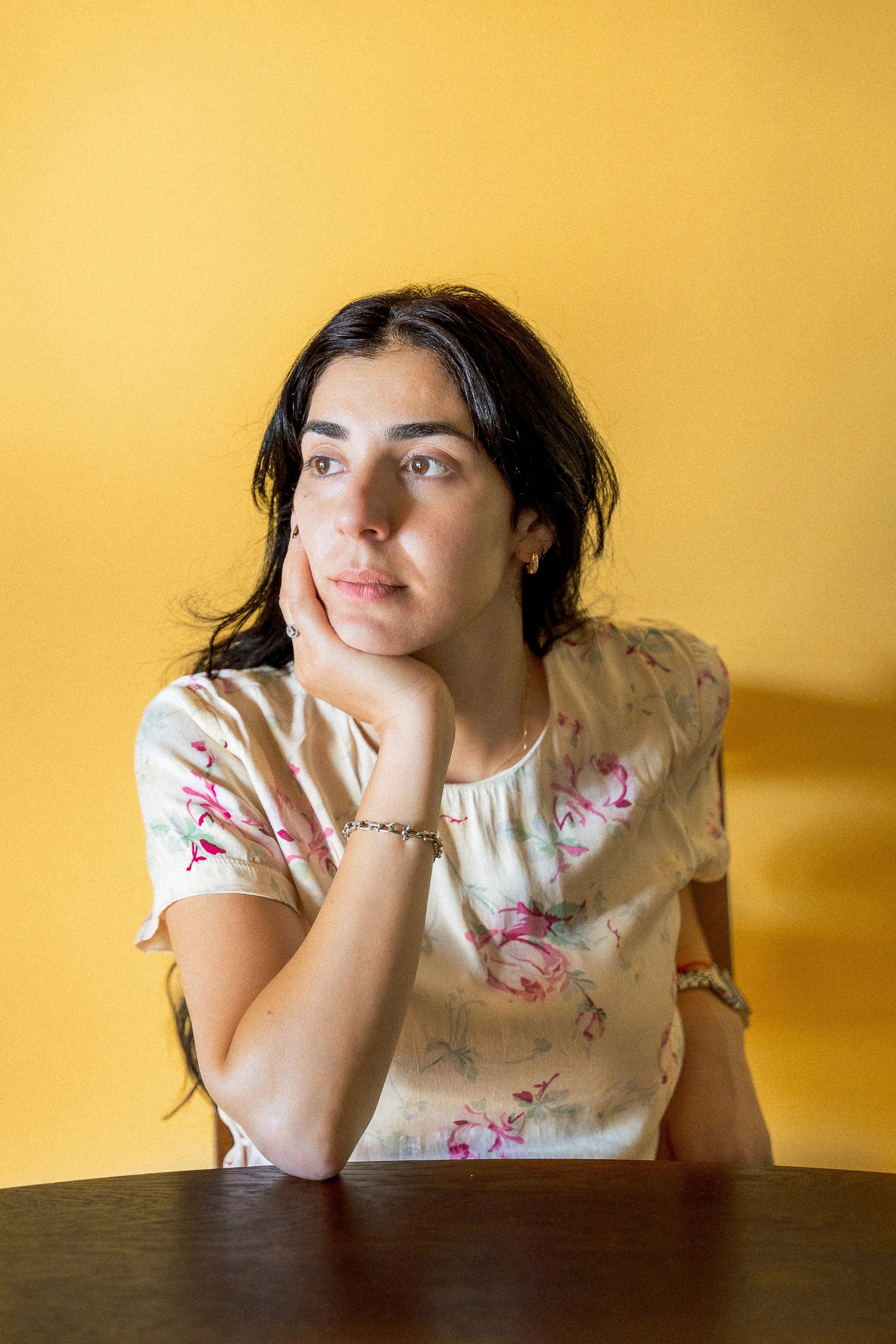 Portrait photo jeunesse marseillaise. Shooting d'une jeune entrepreneuse arménienne libanaise