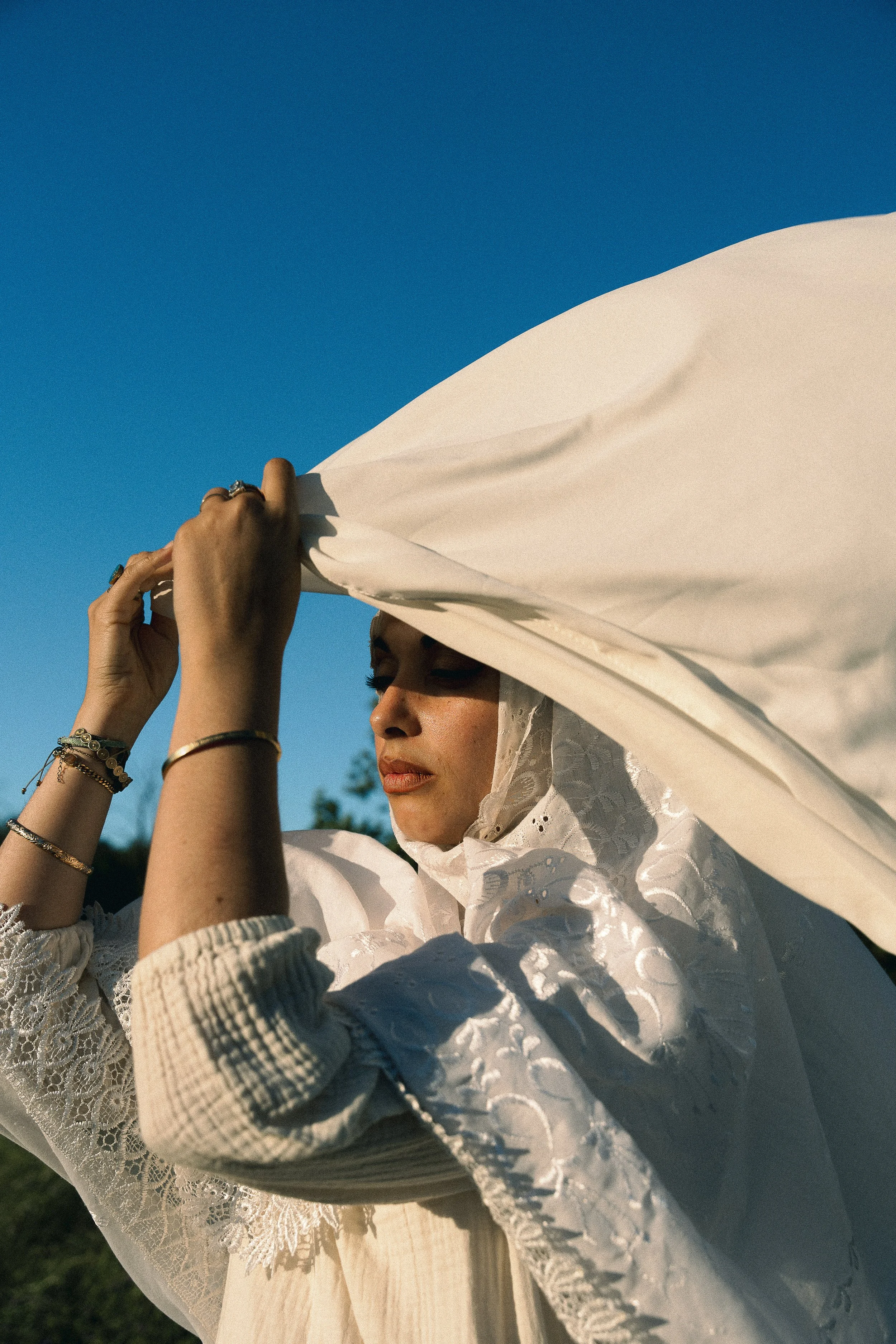 Portrait photo jeunesse marseillaise. Shooting d'une femme voilée