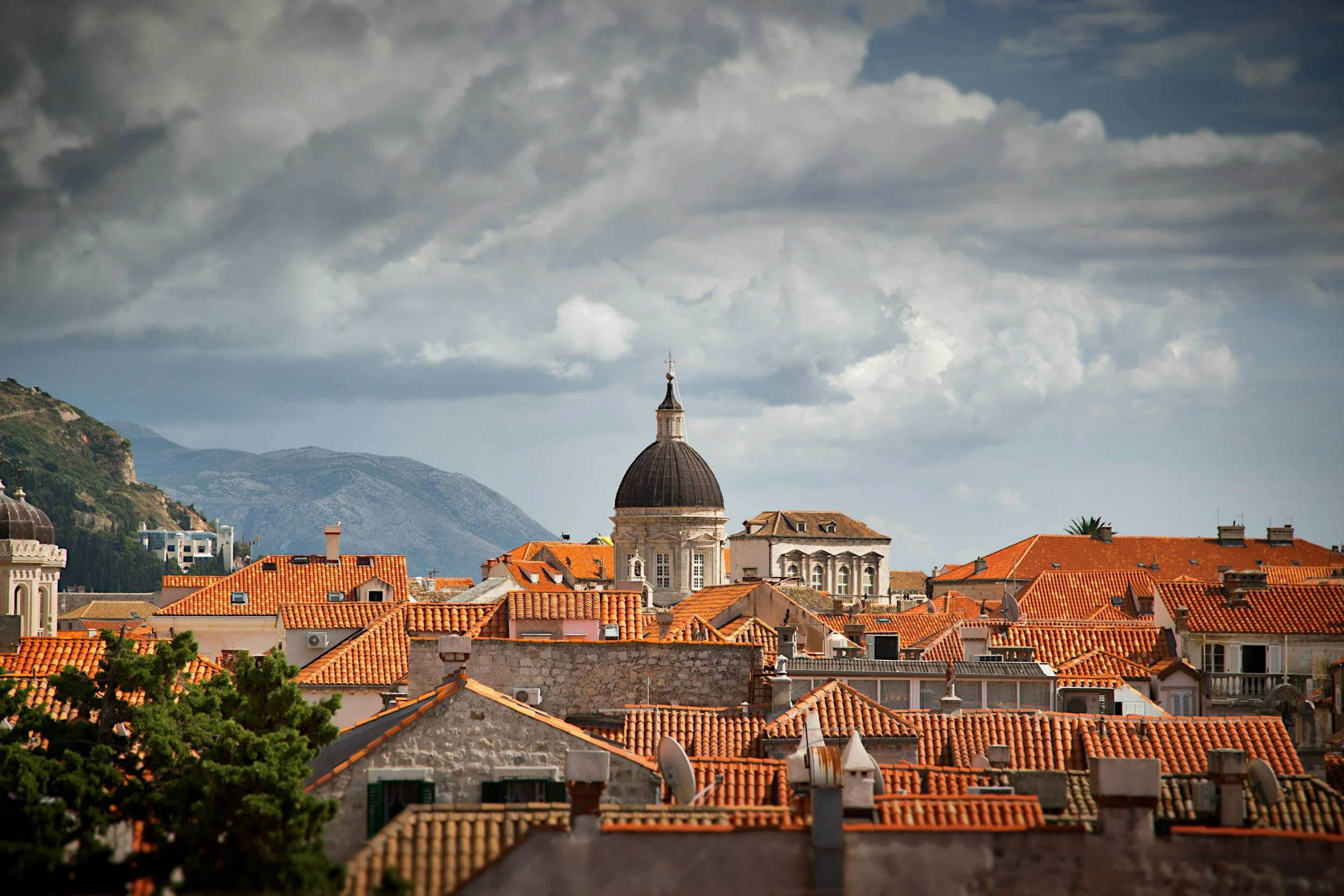 Dubrovnik_cathedral_dome_storm.jpg