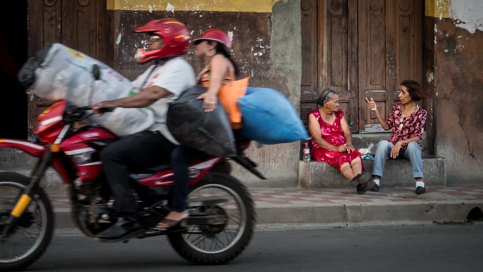 nicaragua-photo-tour-granada-street-life.jpg