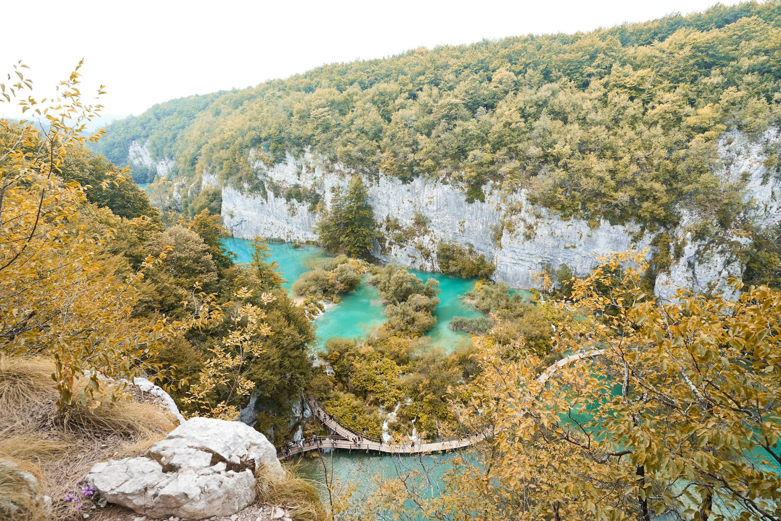 Plitvice_upper_view_turquoise_autumn.jpg