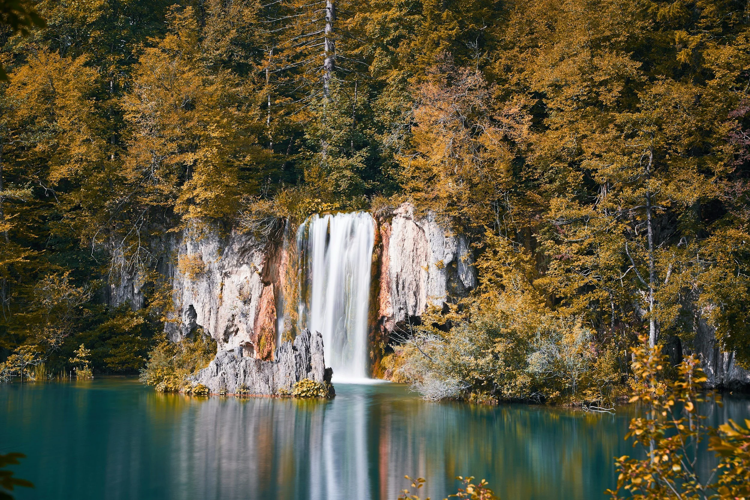 Plitvice_waterfall_autumn_longexposure.jpg